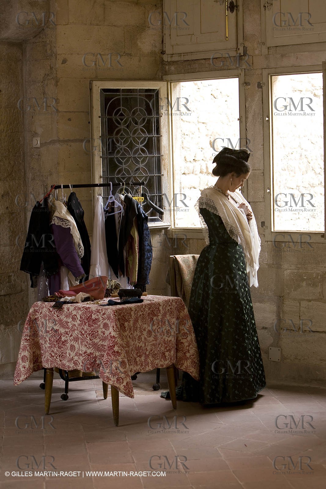 04 03 2007 - Arles - Queen of Arles and her assistants - winter costume trials