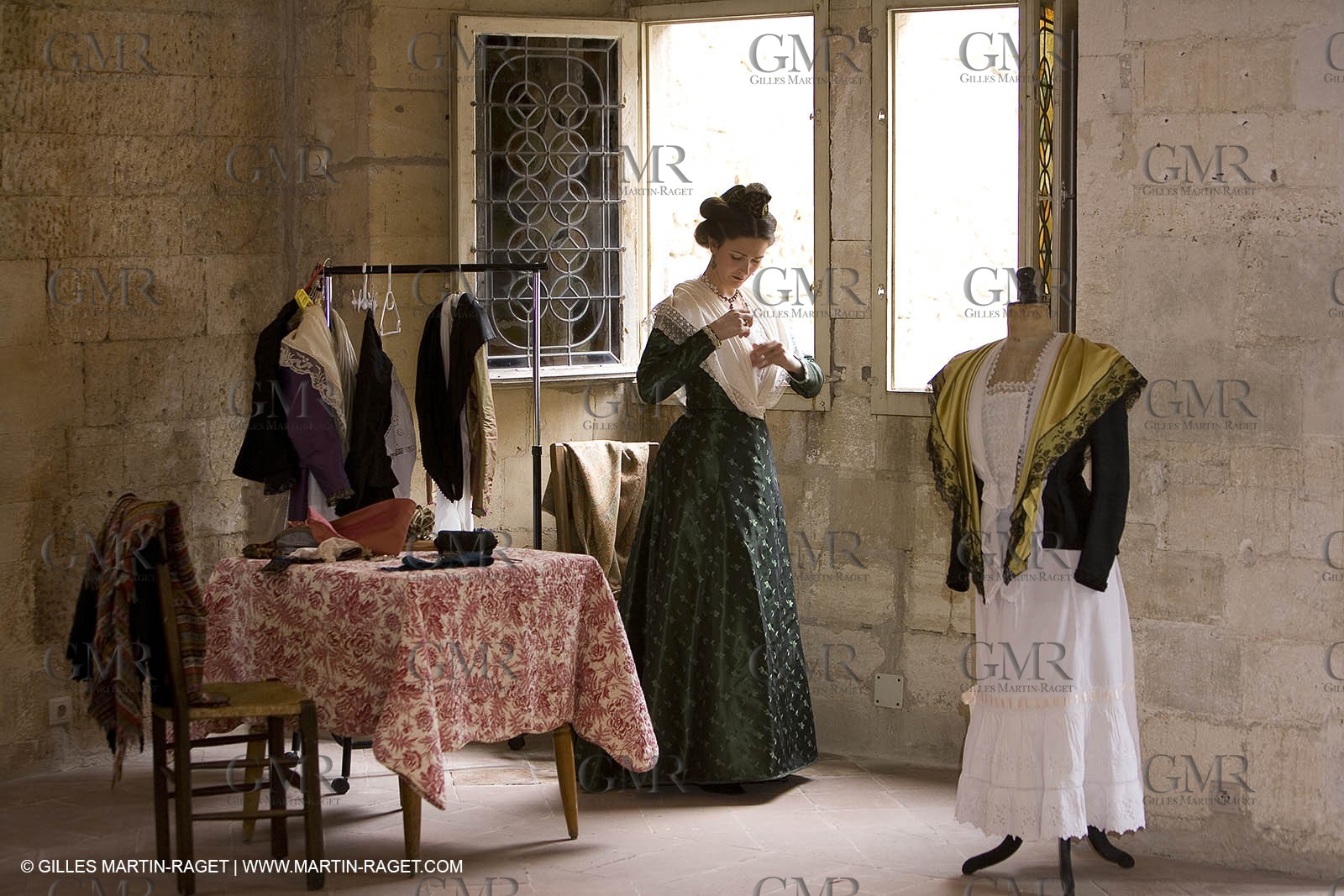 04 03 2007 - Arles - Queen of Arles and her assistants - winter costume trials