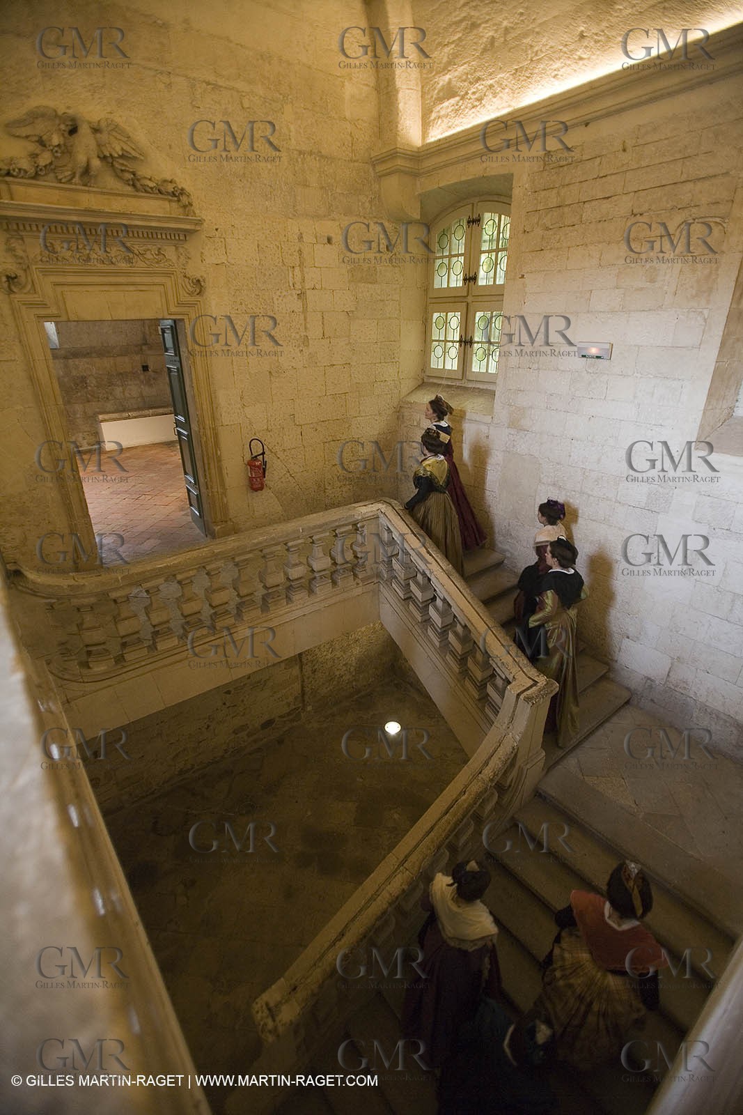 04 03 2007 - Arles - Queen of Arles and her assistants - winter costume trials