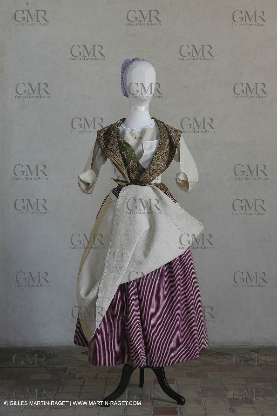 May 2004 - La Tour d'Aigues (FRA, 84) - Old costumes for women of the South exhibition