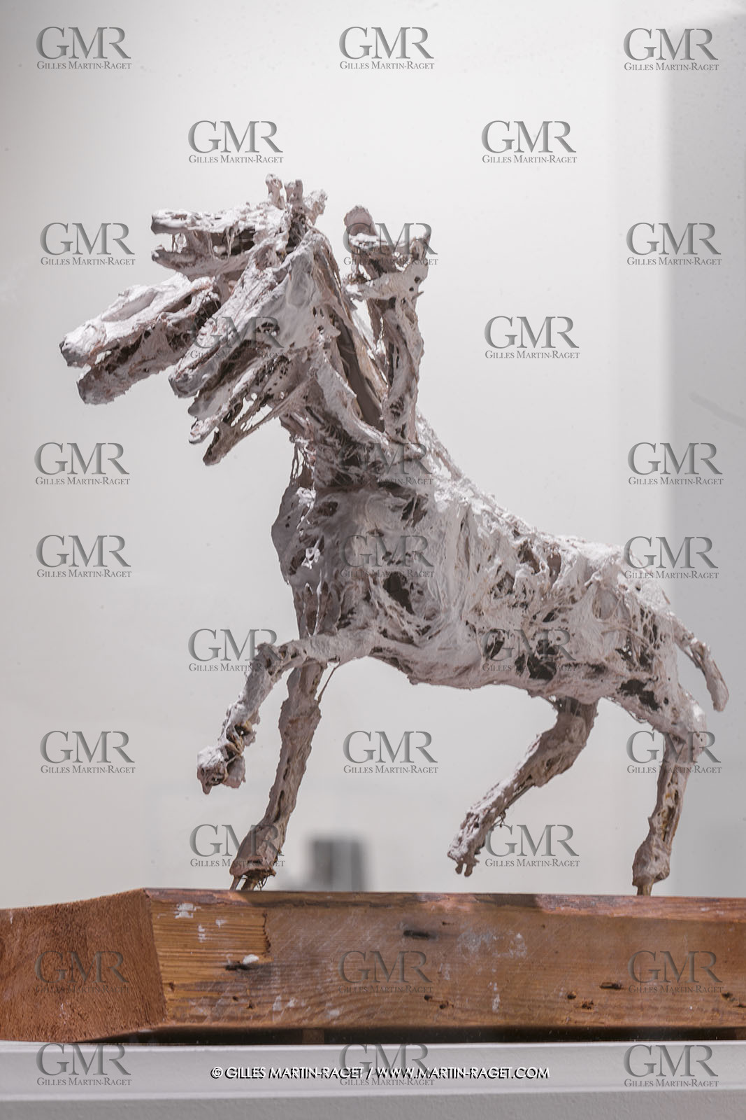 02 05 2023, Paris (FRA), oeuvre de Germaine Richier, Exposition Centre Pompidou 2023, Le Cheval à six têtes, petit, 1955 ou 1956, Plâtre et filasse, pièce unique, 35,5 x 38 x 18 cm, collection particulière