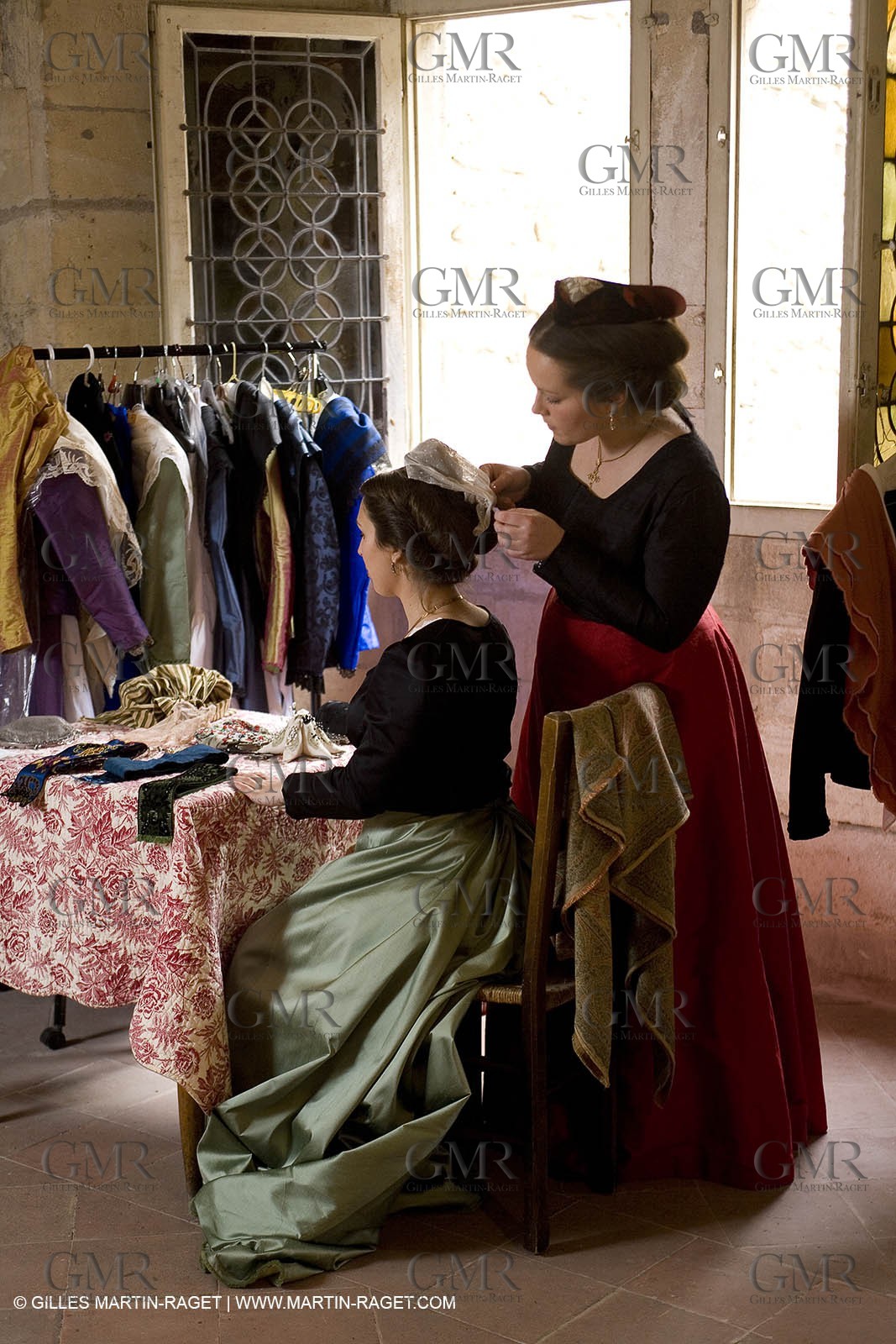 04 03 2007 - Arles - Queen of Arles and her assistants - winter costume trials