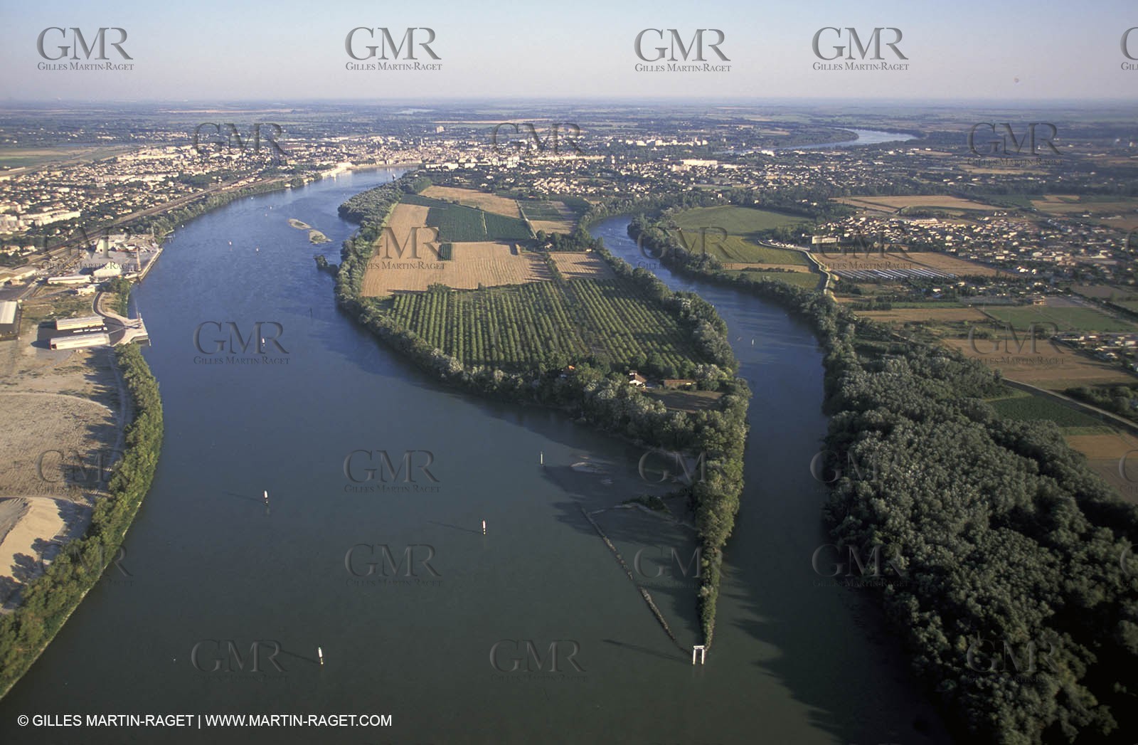 Séparation du Rhône en amont d'Arles