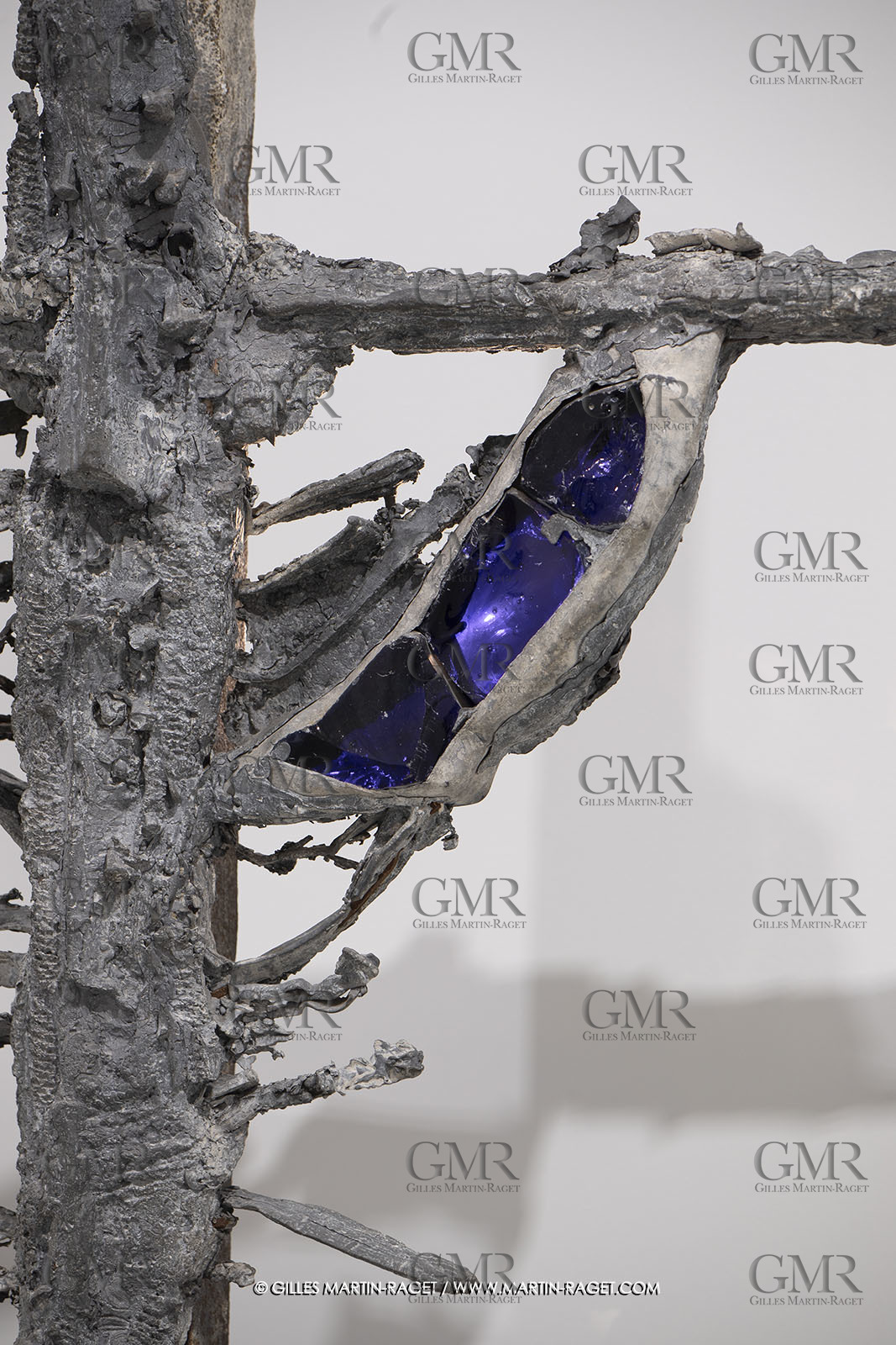 30 10 2023, Montpellier (FRA), oeuvre de Germaine Richier, Exposition Centre Pompidou - Musée Fabre 2023,  La Croix avec verres de couleurs 1953,  détail, Plomb avec verres colorés jaune et bleu, Pièce unique, 210 x 161,5 x 75 cm, Collection famille Germain Richier