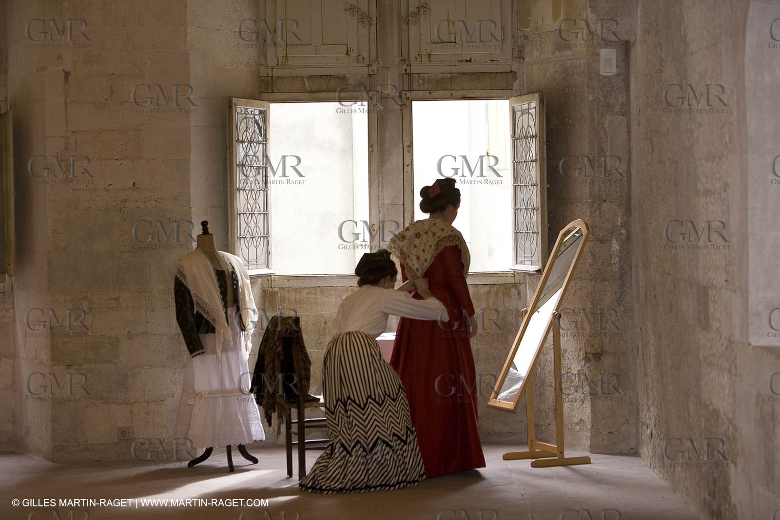 04 03 2007 - Arles - Queen of Arles and her assistants - winter costume trials
