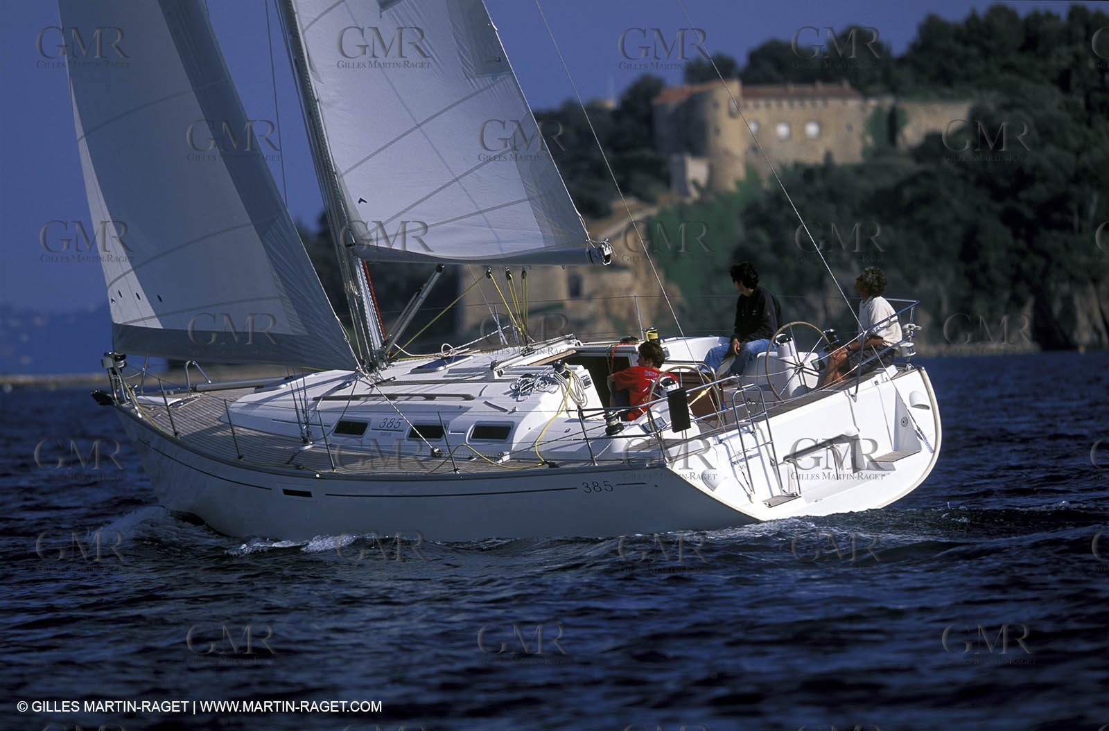 Crusing monohull sailing
