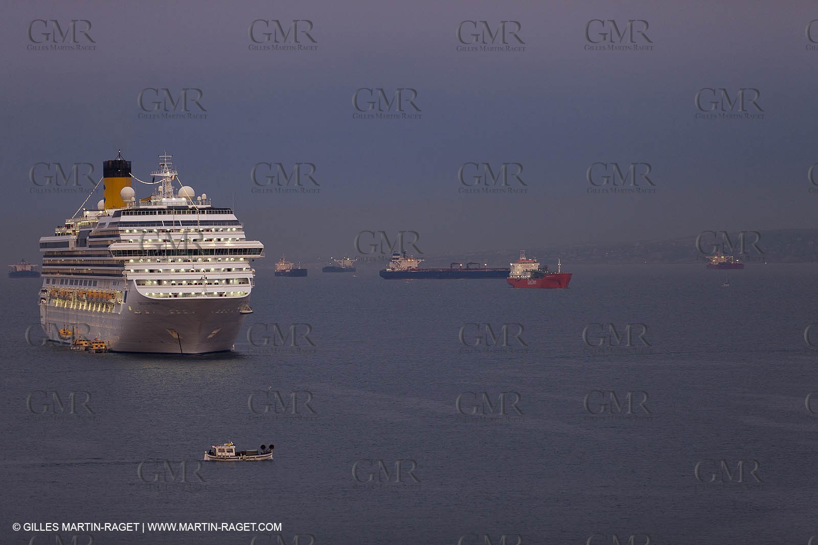 23 10 2010 - Marseille (FRA,13) - Le Ponant - Arrival in Marseille and entrance in the historical port