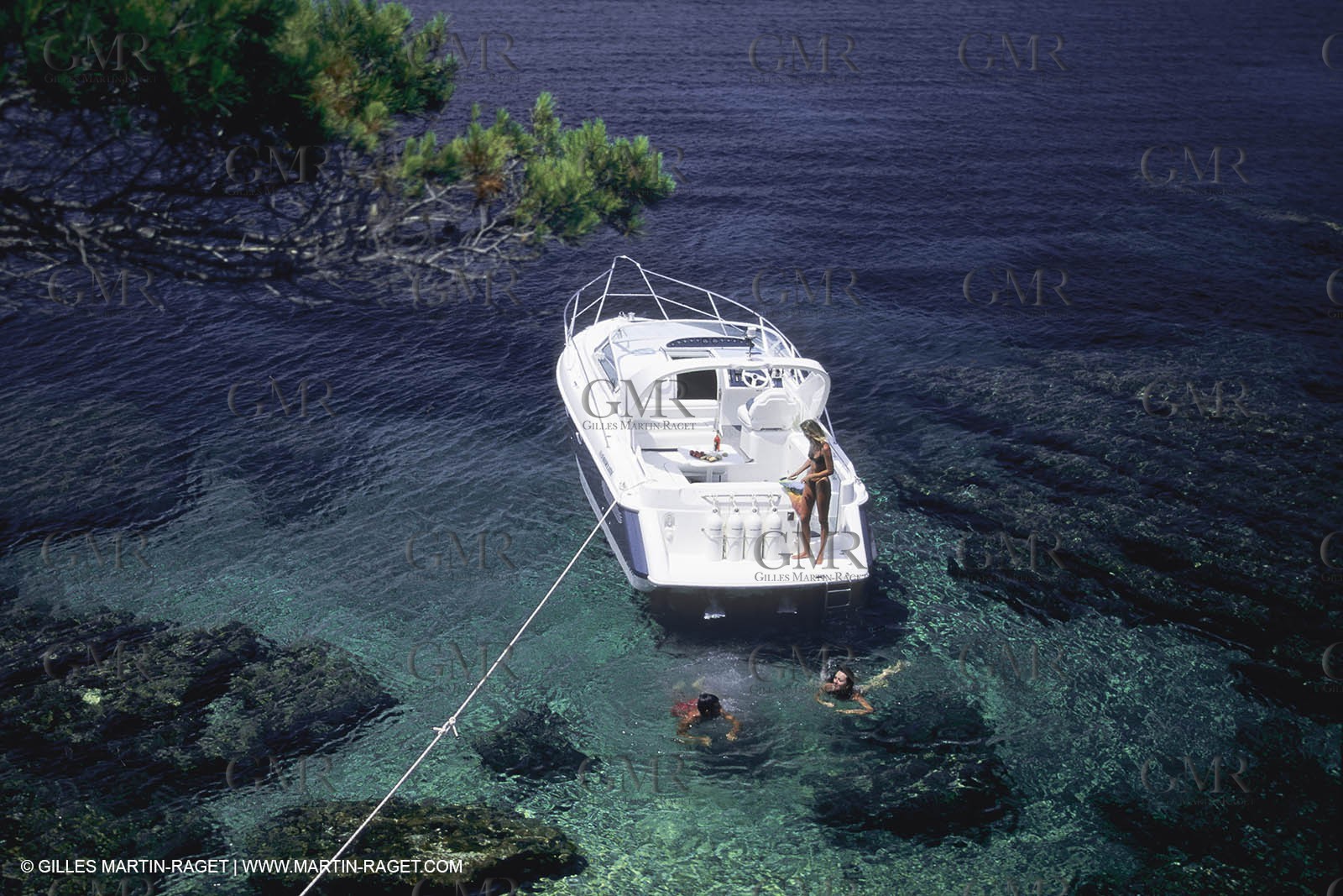 Powerboating, cruising