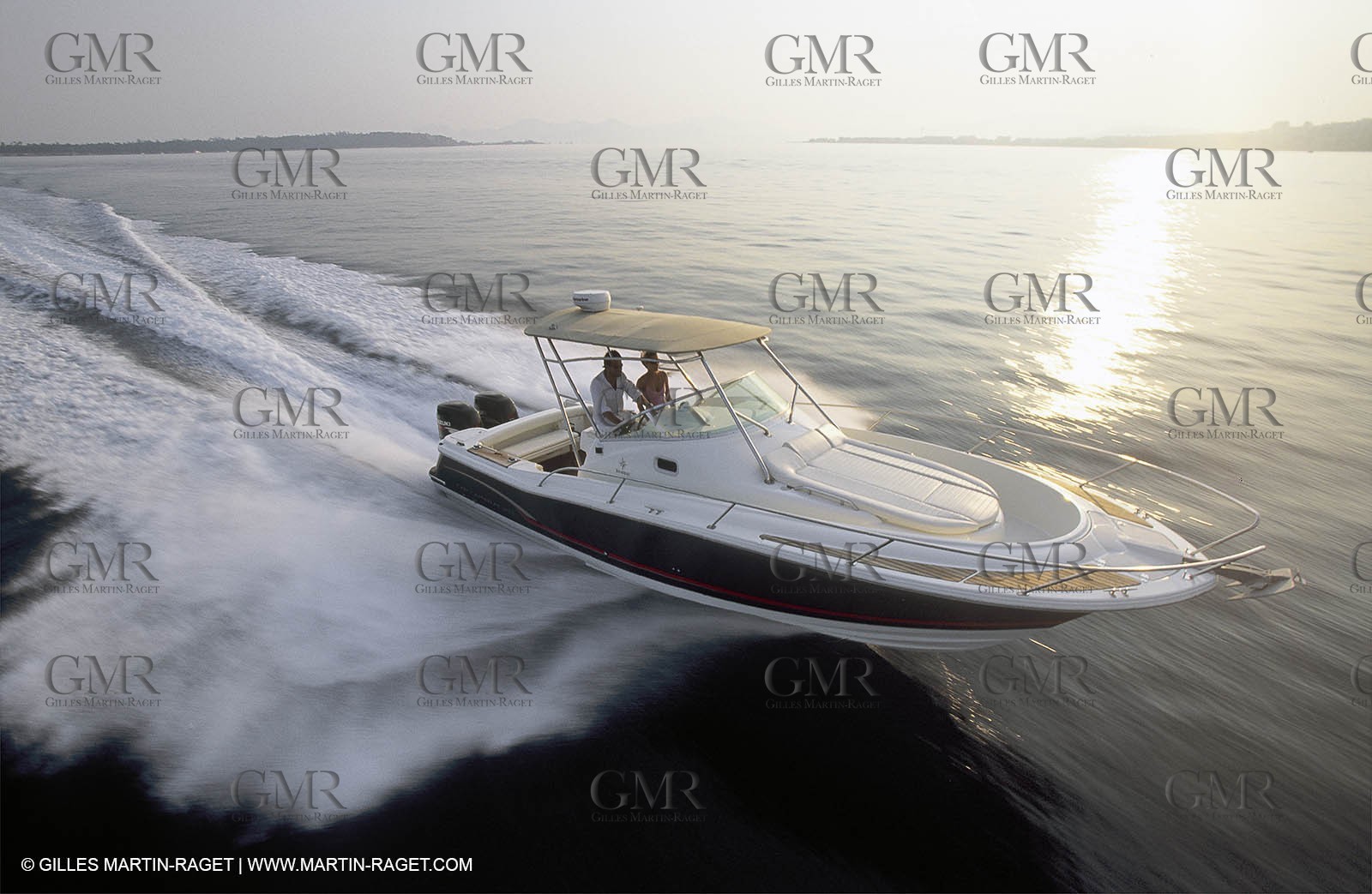 Bateau à Moteur en Route