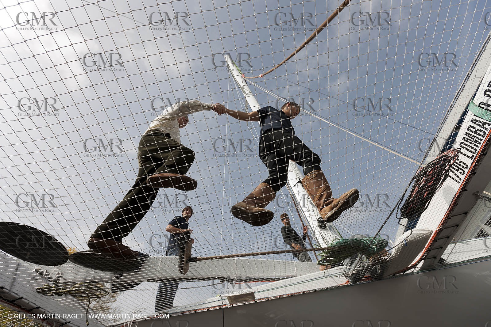 08 10 10 - St Sulpice (SUI) - Hydroptere.ch touches water