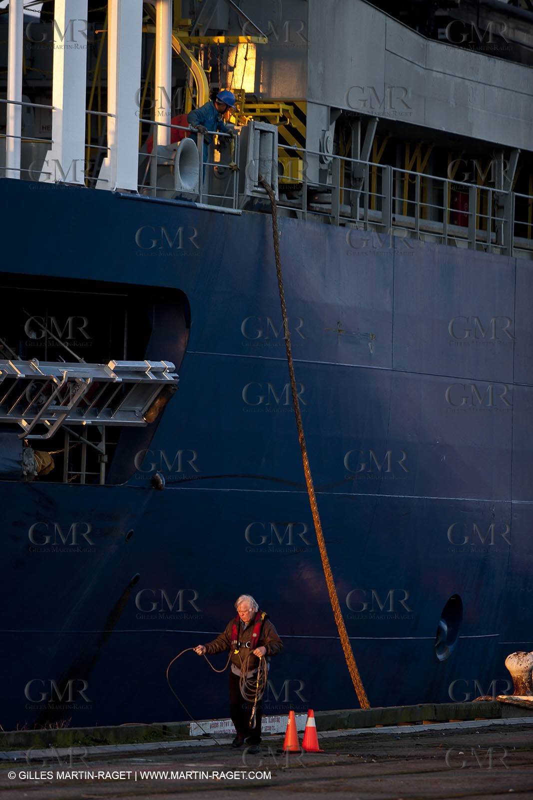01 03 2011 - San Frnacisco (USA,CA) - Harbour operations - ship details - ship unloading - containers