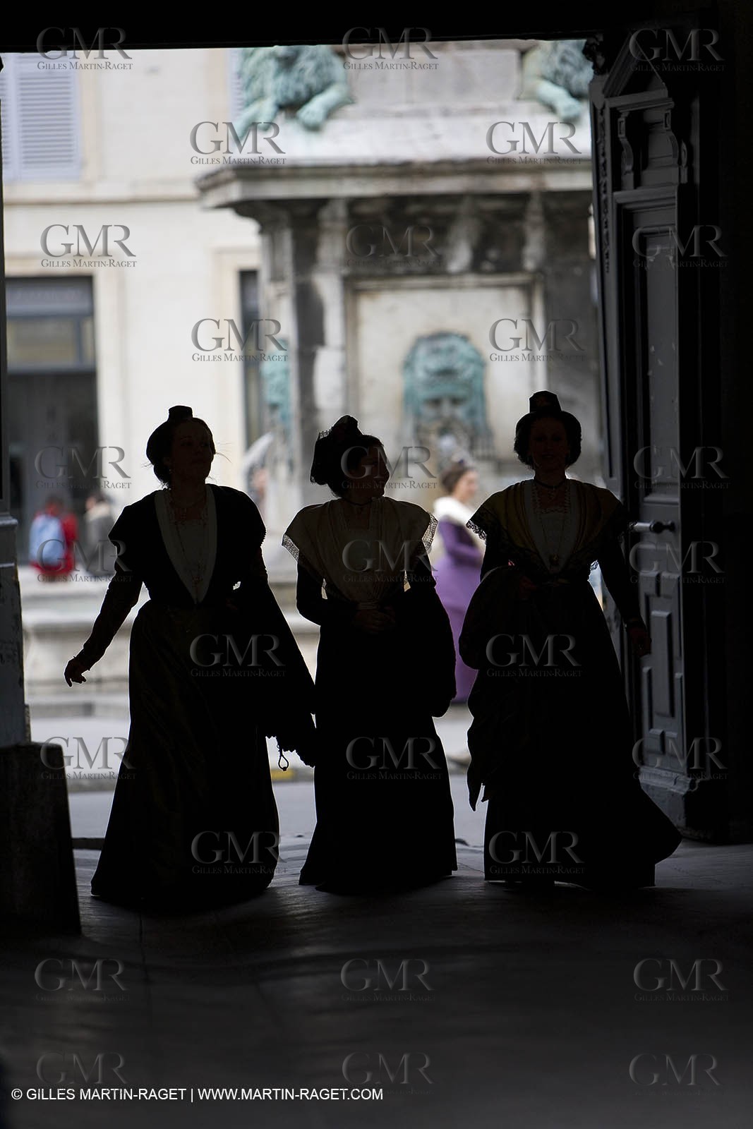 04 03 2007 - Arles - Queen of Arles and her assistants at cour de l'Archevêché
