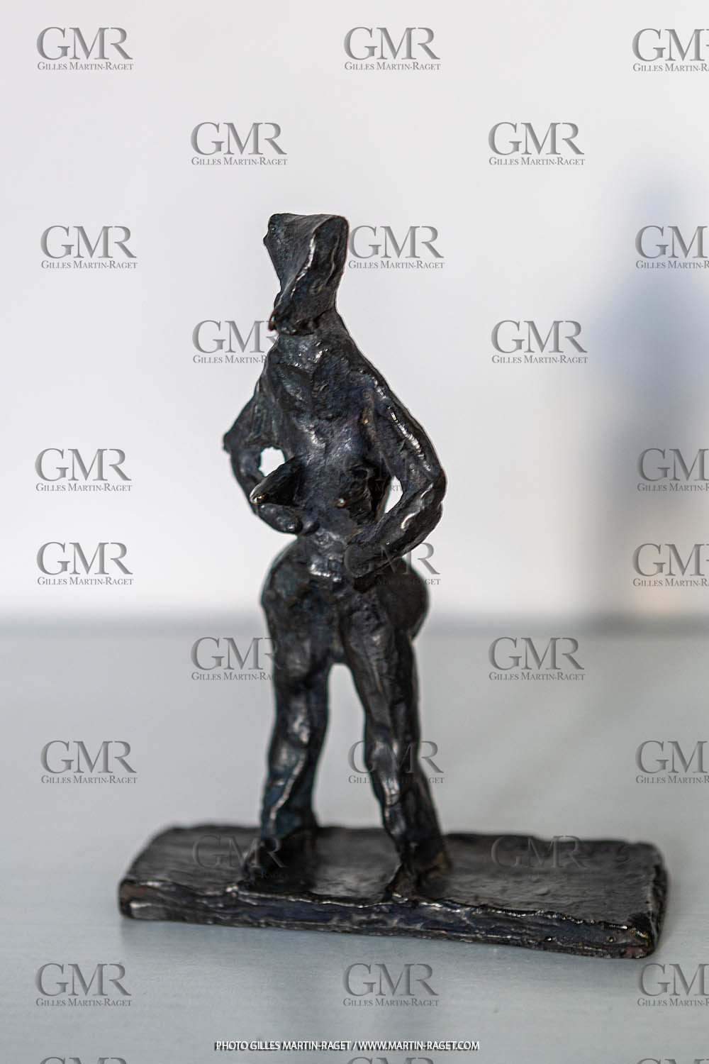 12 01 2023, Marseille (FRA, 13), Oeuvre de Germaine Richier, Petit nu I, 1955, bronze patiné foncé, épreuve d'exposition, fondeur : L.Thinot,.Paris, 13 X 10,5 X 4.5 cm, collection particulière