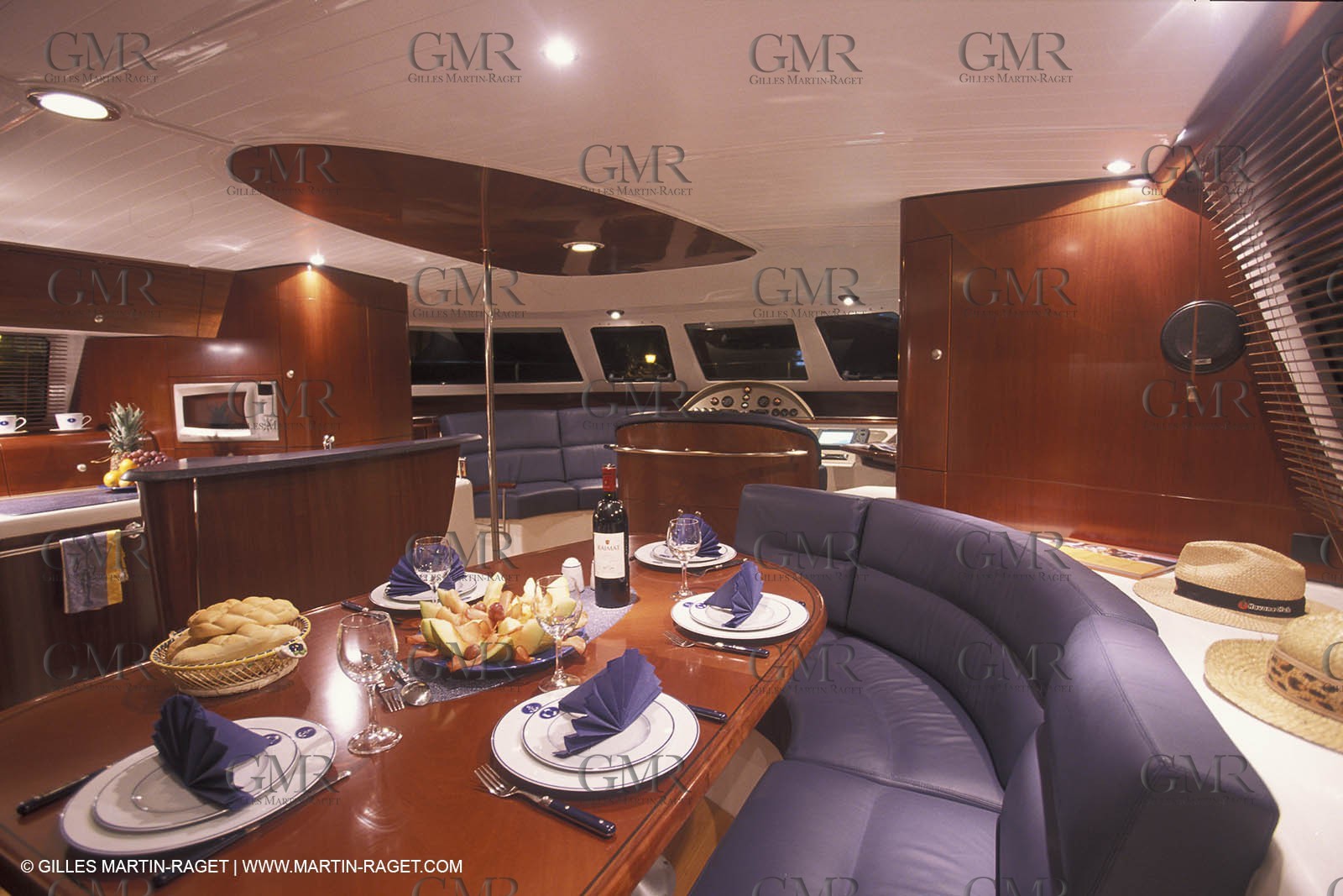 MotorYacht - Inside - Decks