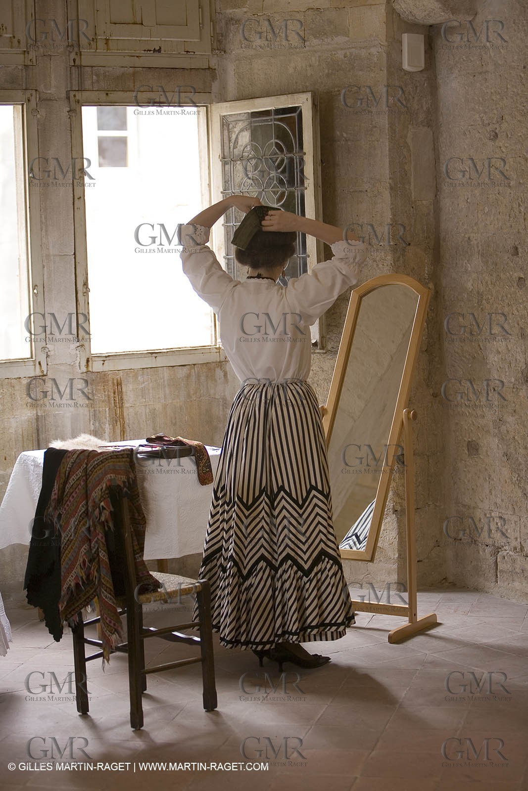 04 03 2007 - Arles - Queen of Arles and her assistants - winter costume trials