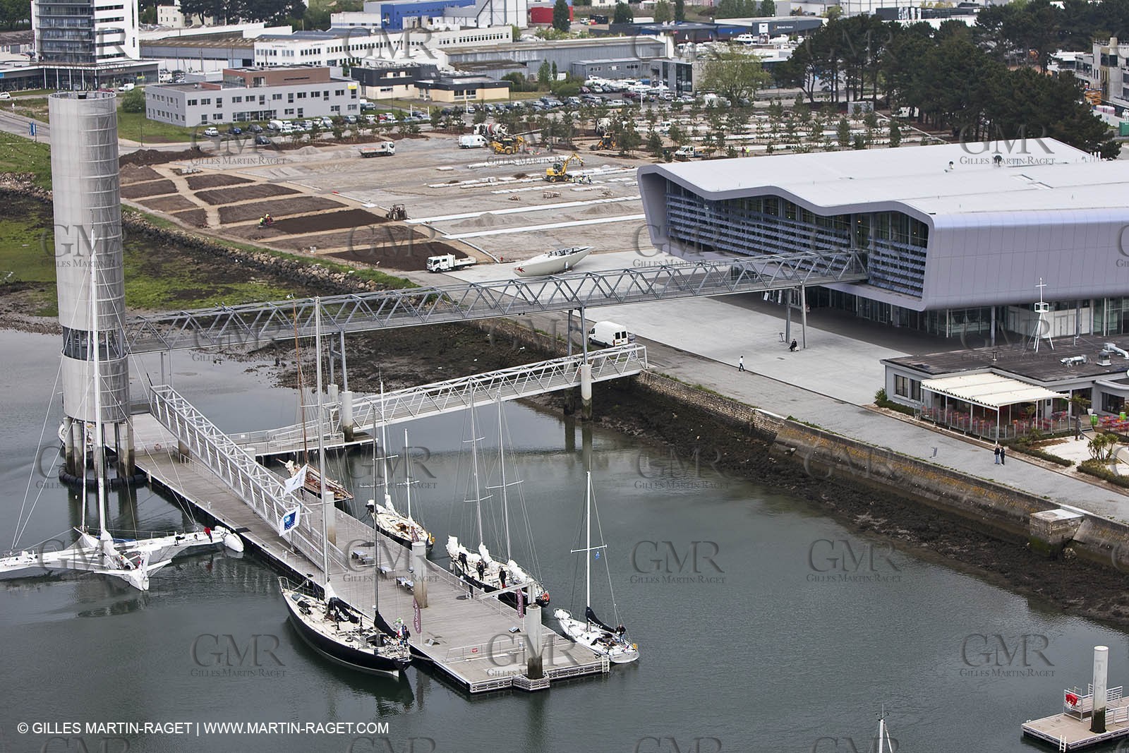 19 05 2010- Lorient- (FRA,56)  - les cinq Pen Duick et l'Hydroptère devant la Cité de la Voile Eric Tabarly