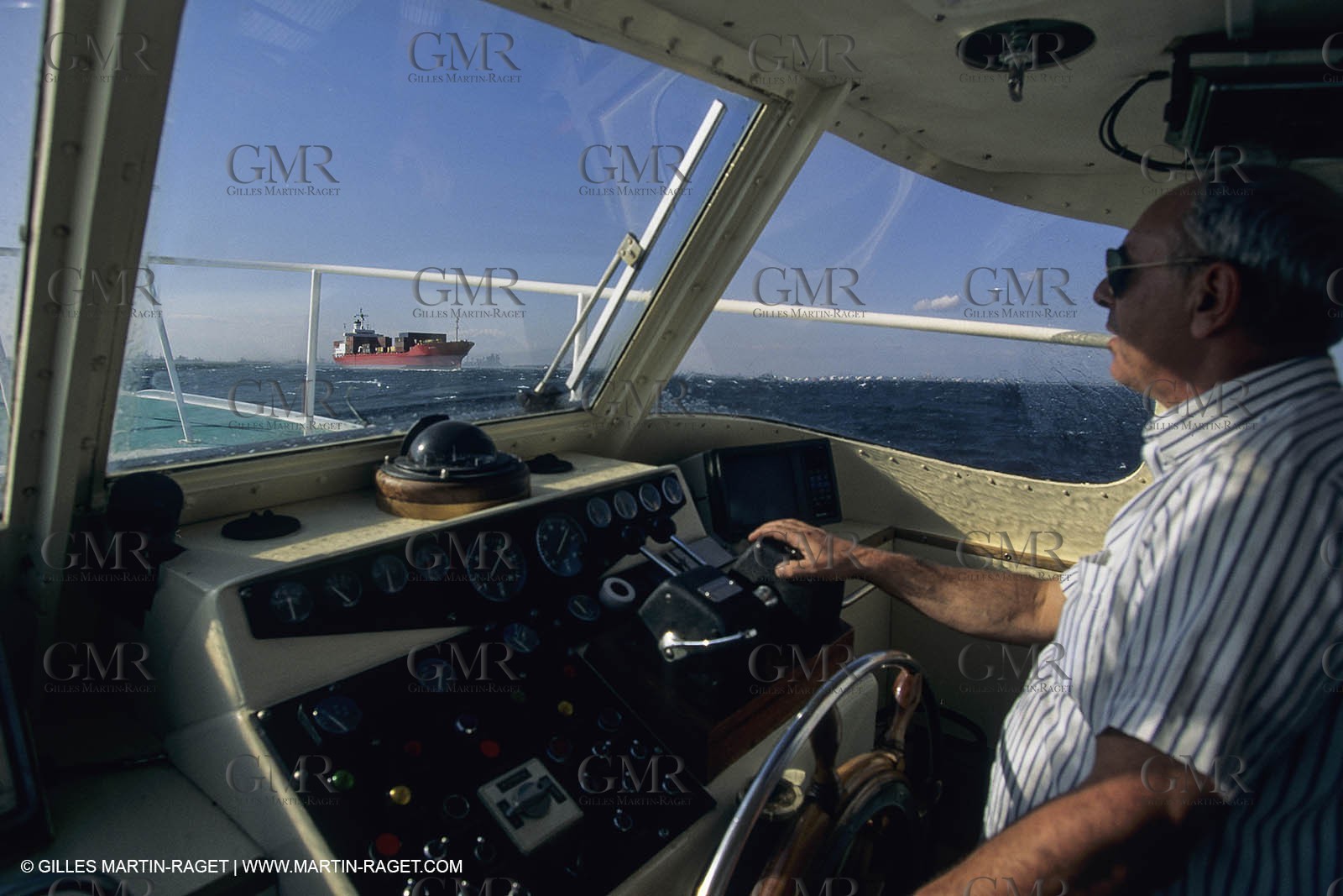 Monde maritime, opérations porturaires, ports, manoeuvres, marine world, harbour operations, maritime shipping,