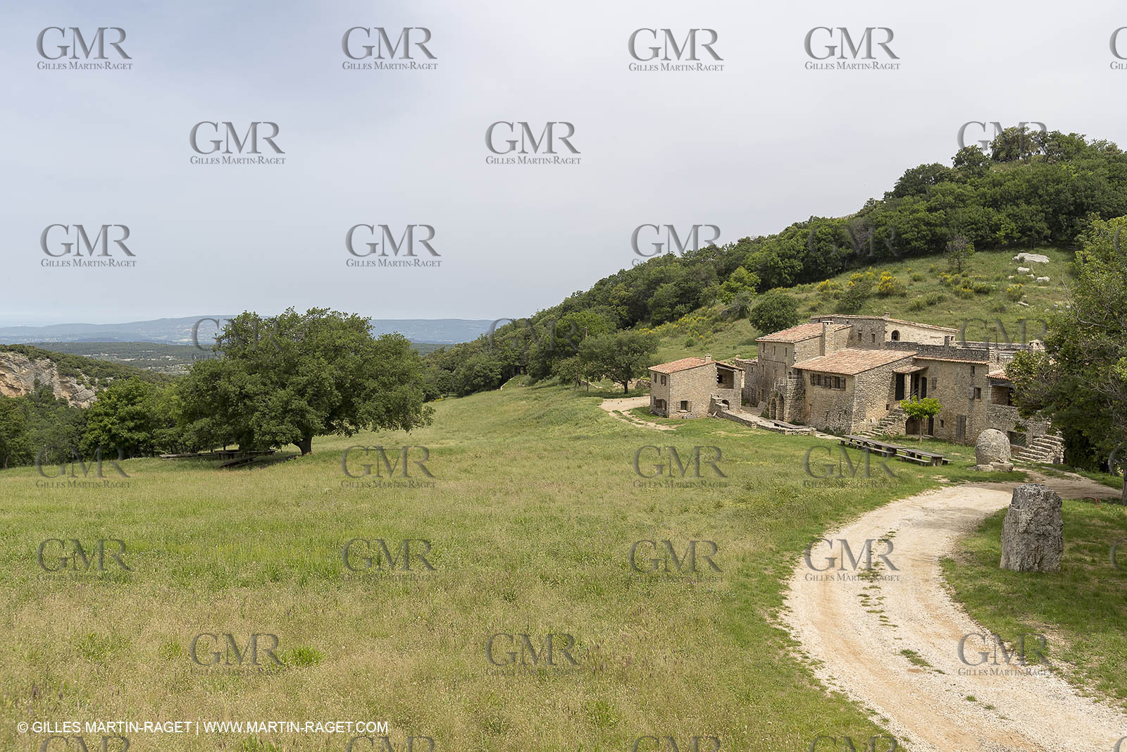 10 06 2018, Sivergues (FRA,84), ferme auberge du Castelas
