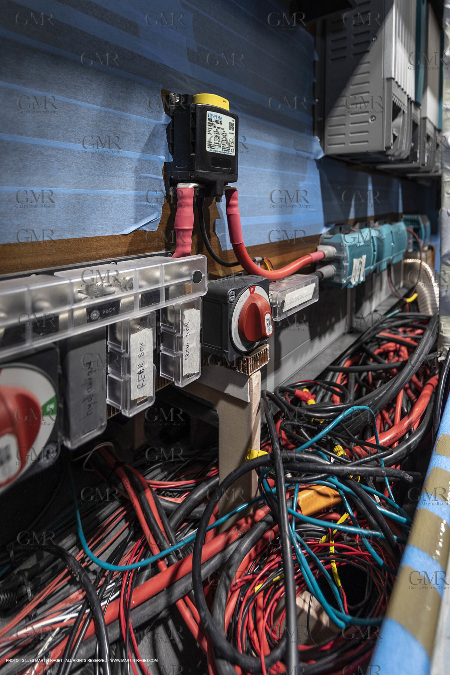 29 10 2018, La Grande Motte (FRA,30), Chantier Gunboat, construction du Gunboat 68, montage panneaux électriques