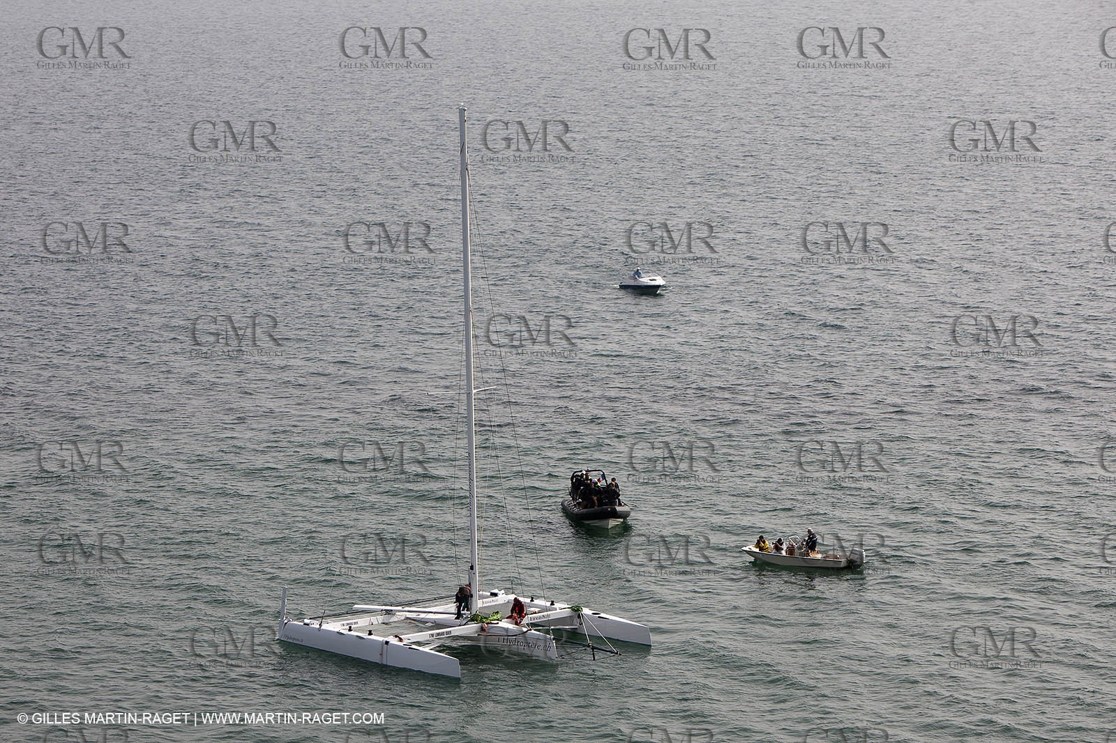 08 10 10 - St Sulpice (SUI) - Hydroptere.ch touches water