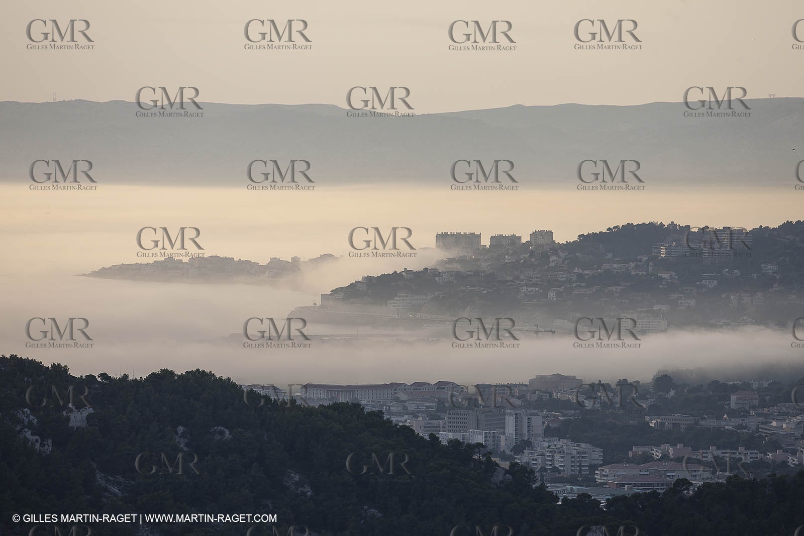 18 07 2012 - Marseille  (FRA ) -  Phénomène d'entrées maritimes - La Nèble (brume, en provençal)