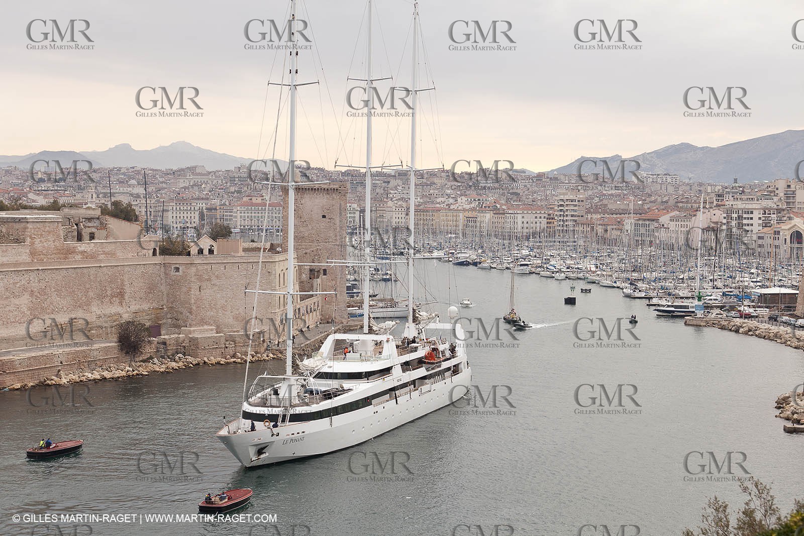 23 10 2010 - Marseille (FRA,13) - Le Ponant - Arrival in Marseille and entrance in the historical port