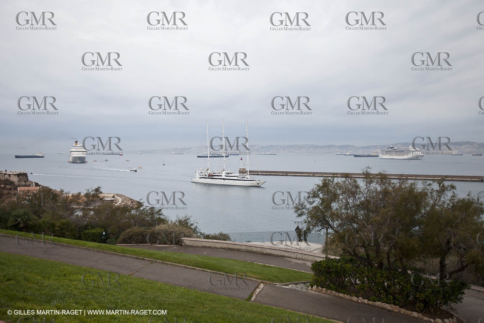 23 10 2010 - Marseille (FRA,13) - Le Ponant - Arrivée à Marseille et entrée dans le Vieux Port