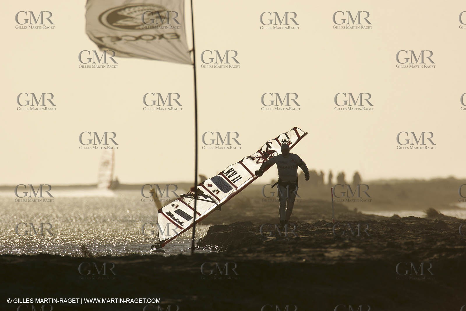 Master of Speed - Les Saintes Maries de la Mer - 13 november 2004 - Irish sailboarder Finian Meynard beat the world speed sailing record with a run at 46,82 knots over 500 m.