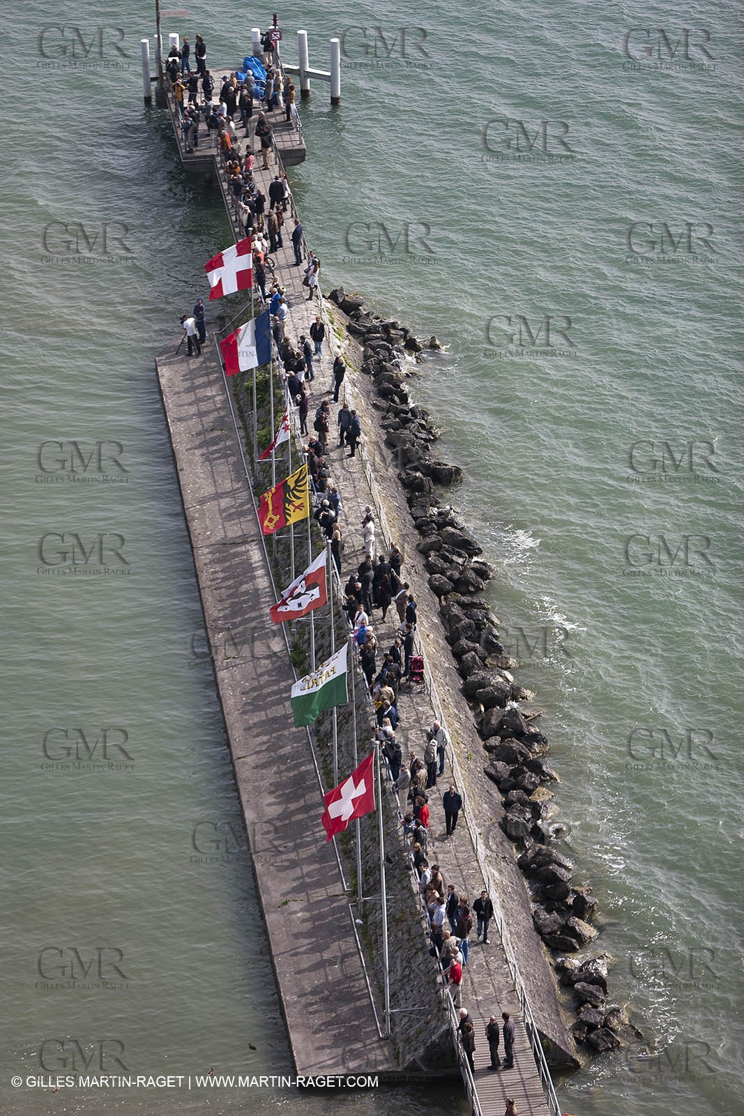 08 10 10 - St Sulpice (SUI) - Hydroptere.ch touches water