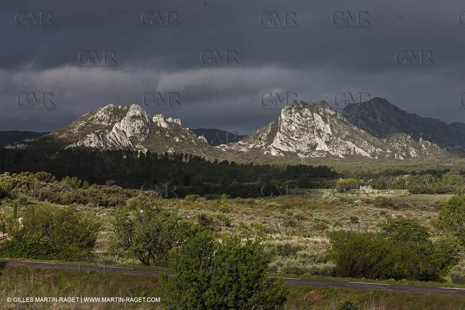 29 04 2012 - Eygalières (FRA, 13) - Chaîne des Alpilles vers Eygalières