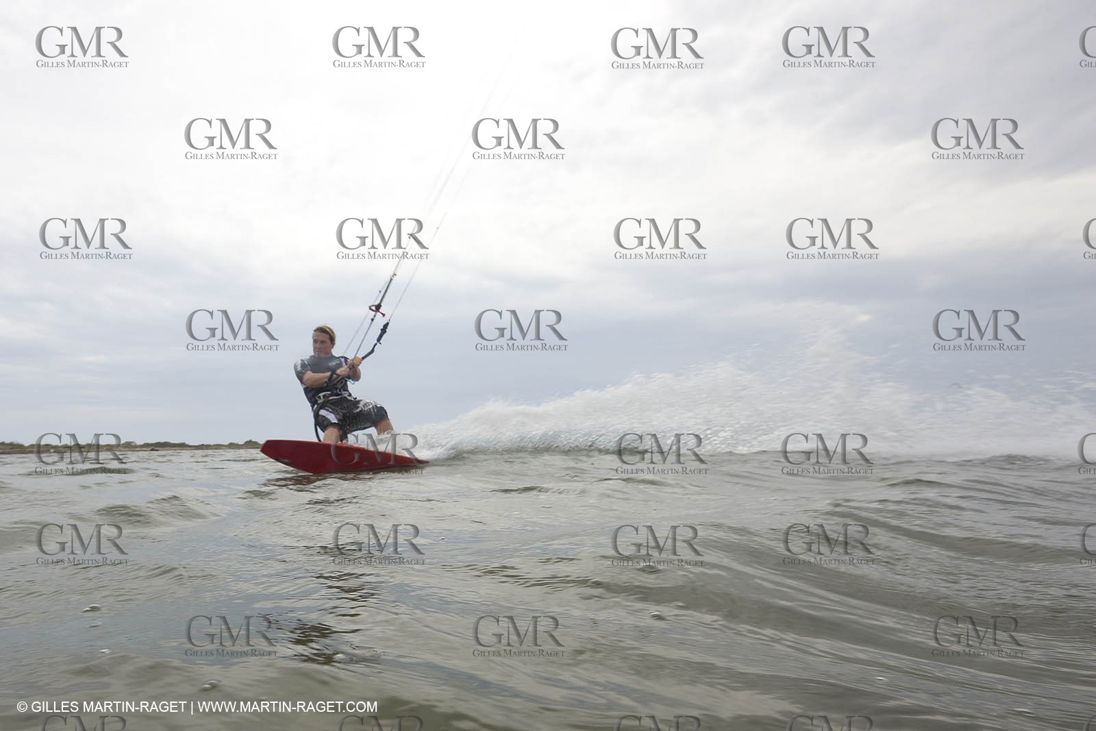08 05 2008 - Port Saint Louis du Rhône (FRA, 13) - kite surfer Alexandre Caizergues training