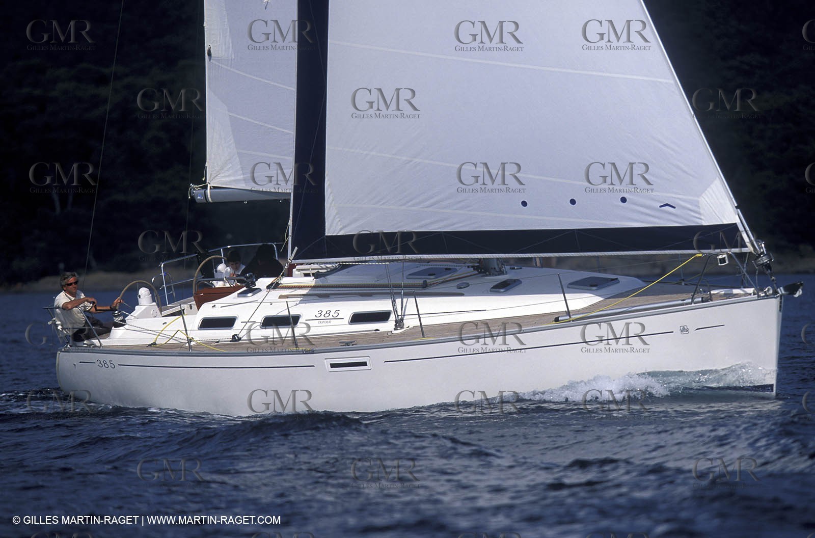 Crusing monohull sailing