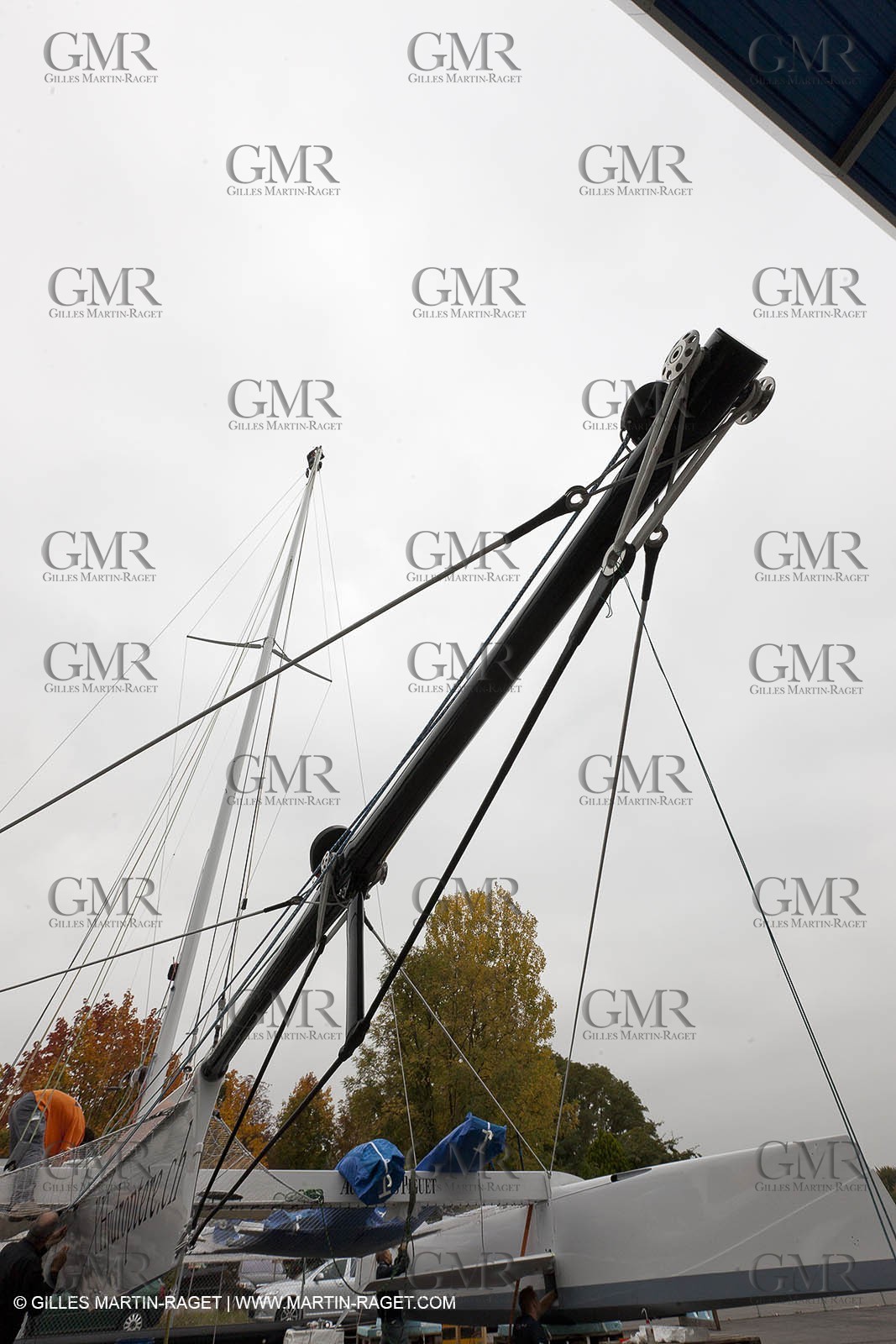 08 10 10 - St Sulpice (SUI) - Hydroptere.ch touches water