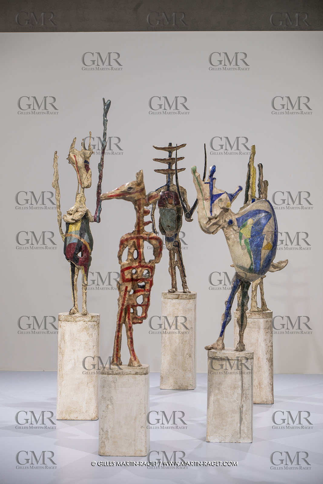 30 10 2023, Montpellier (FRA), oeuvre de Germaine Richier, Exposition Centre Pompidou - Musée Fabre 2023, L'échiquier grand 1959, Plâtre original peint, Pièce unique en 5 éléments. Le roi : 209 x 51 x 32,5 cm; La reine : 228,5 x 44,5 x 33,5 cm; Le cavalier : 169,5 x 37,5 x 41,5 cm; La tour : 200 x 40,5 x 29,5 cm; Le fou : 175,5 x 62 x 33,5 cm