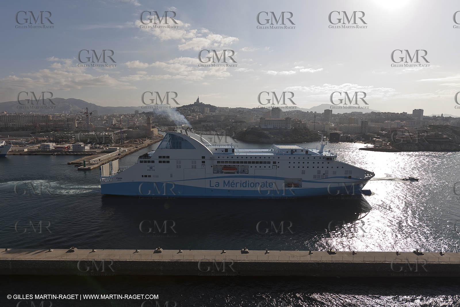 14 01 2012 - Marseille (FRA,13) - Compagnie La Méridionale - le Piana devant Marseille et les Calanques