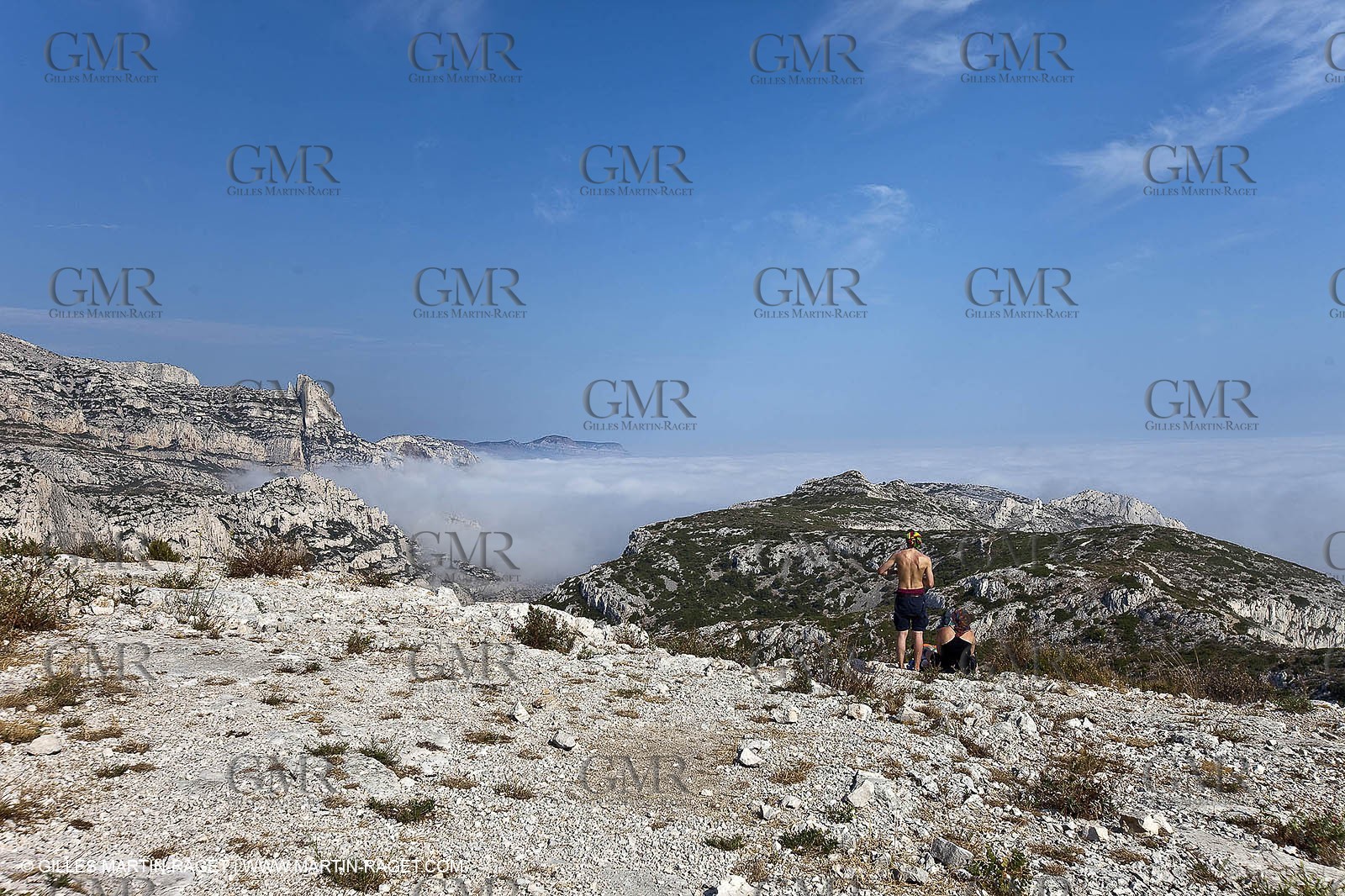 06 08 09 - Marseille - La neble - Brouillard sur les calanques et îles de Marseille