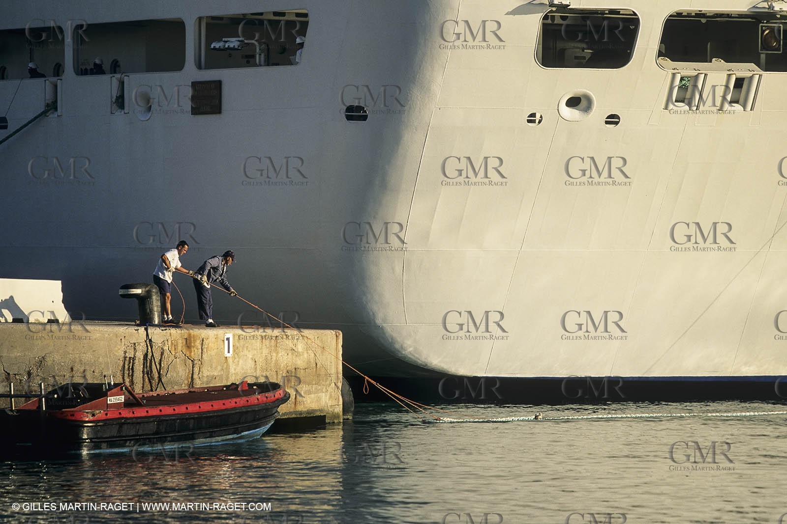 Monde maritime, opérations porturaires, ports, manoeuvres, marine world, harbour operations, maritime shipping,