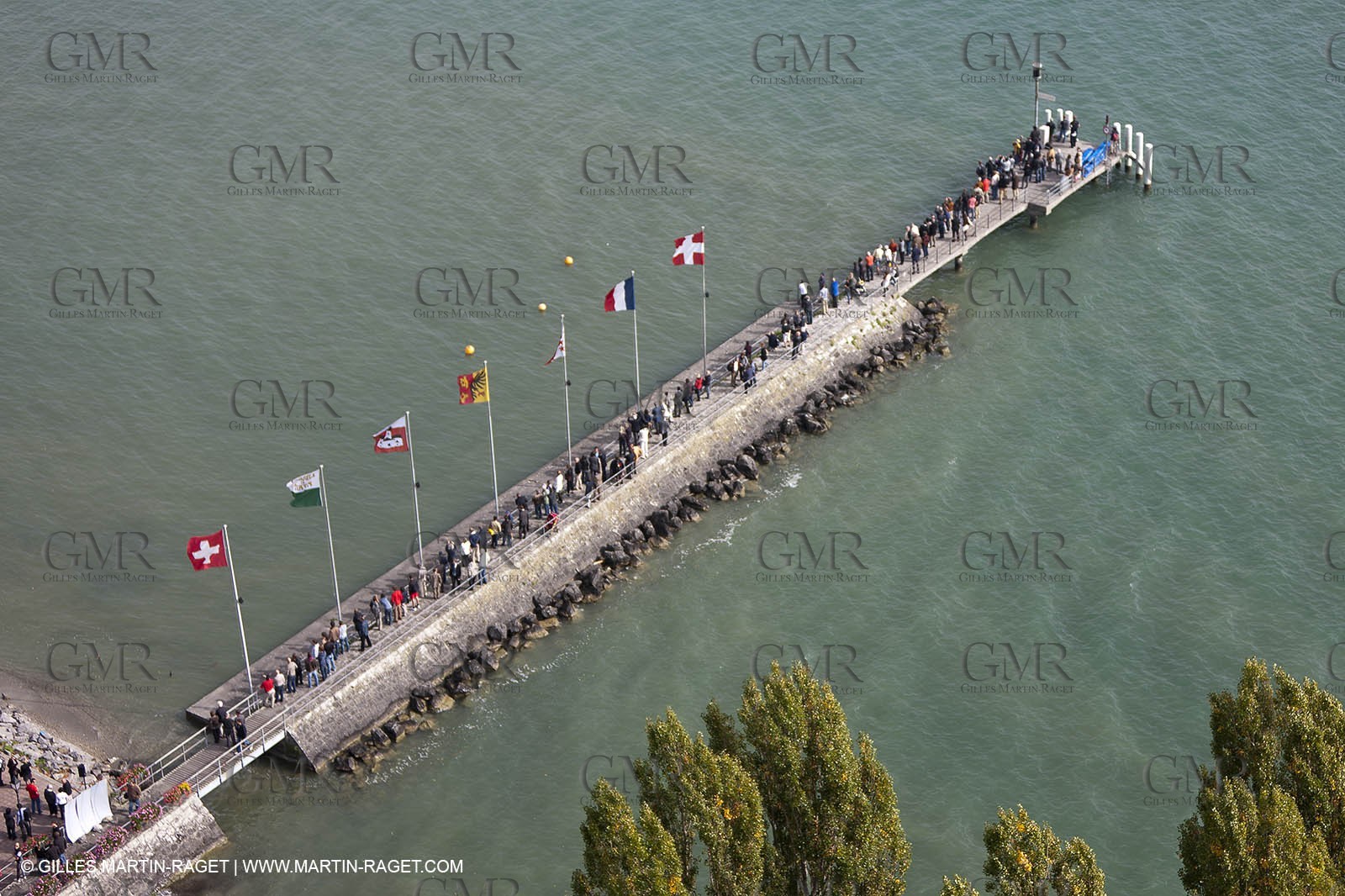 08 10 10 - St Sulpice (SUI) - Hydroptere.ch touches water