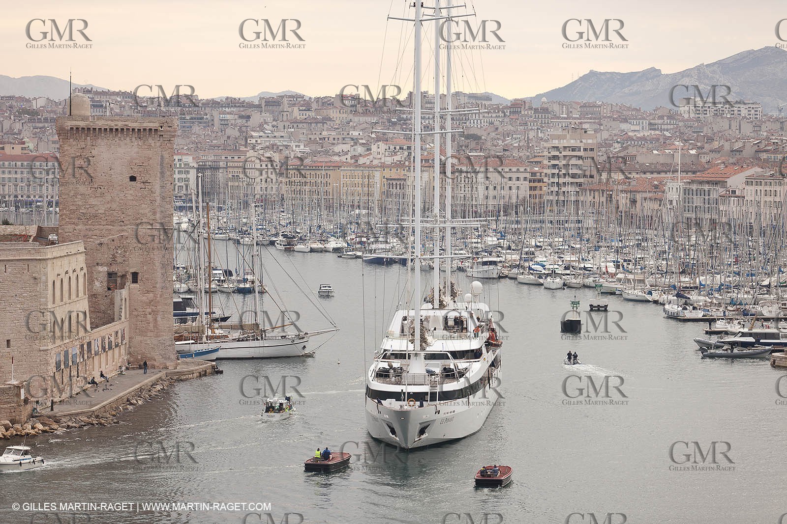 23 10 2010 - Marseille (FRA,13) - Le Ponant - Arrival in Marseille and entrance in the historical port