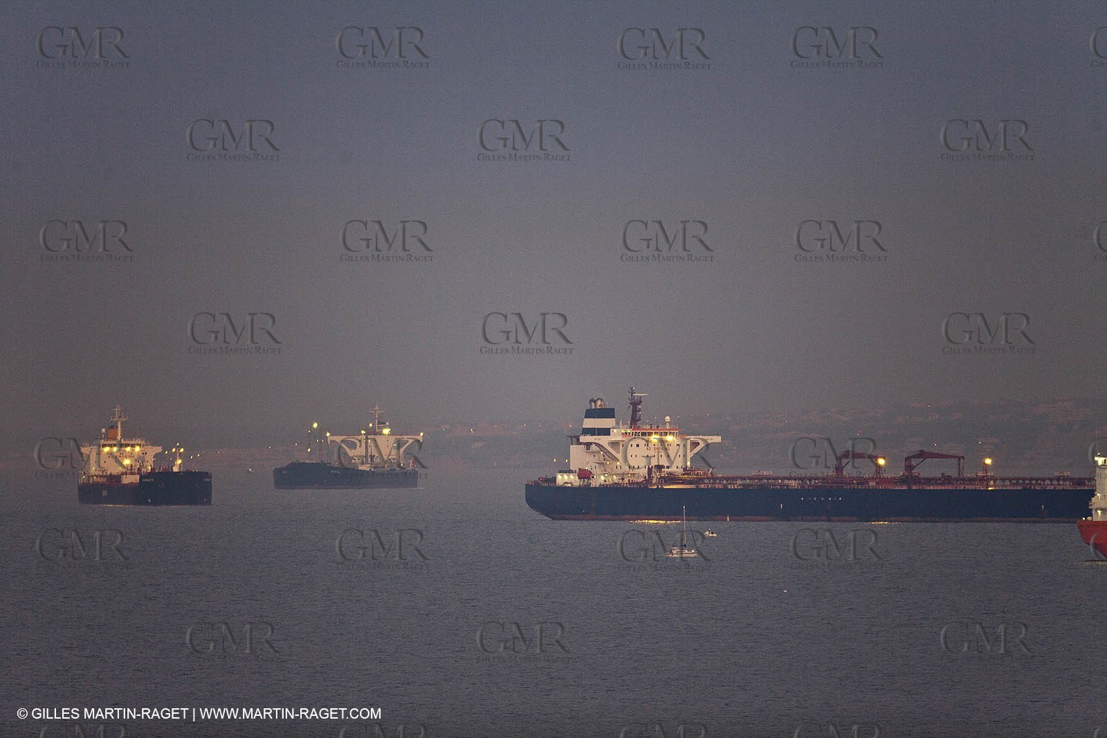 23 10 2010 - Marseille (FRA,13) - Le Ponant - Arrival in Marseille and entrance in the historical port