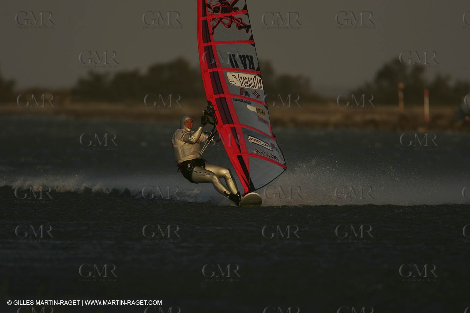 13 11 2004 - Les Saintes Maries de la mer (France) - Irish sailboarder Finian Maynard beat the overall sailing speed record with a run at 46,82 knts.