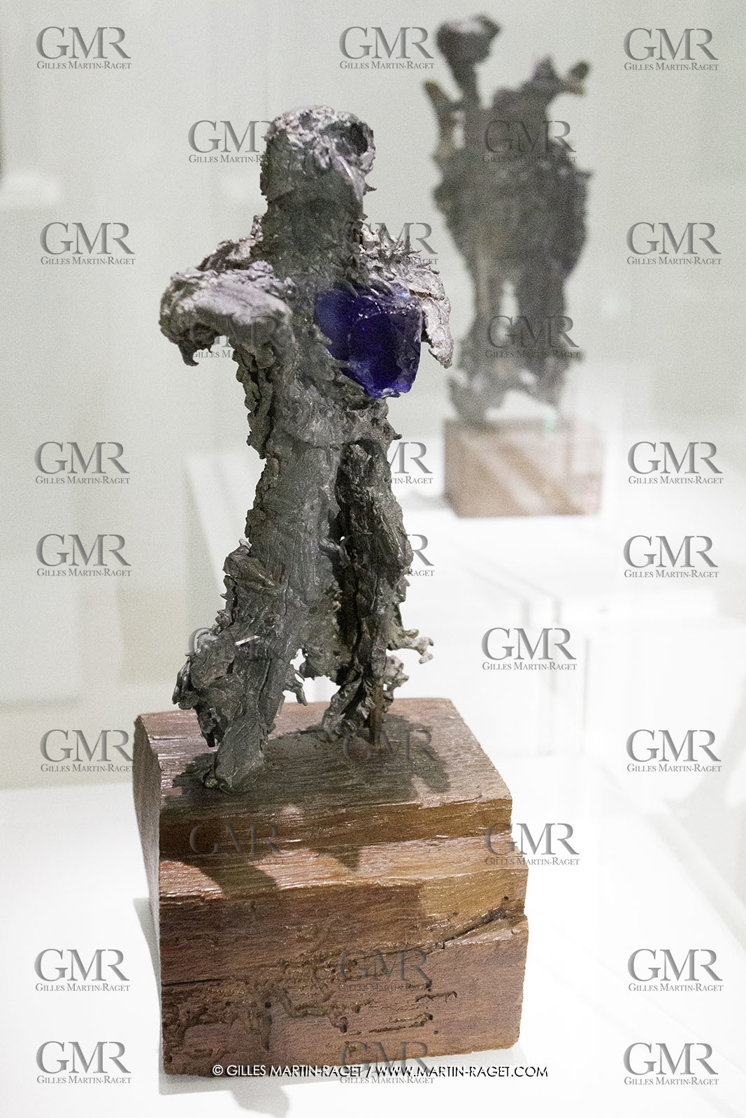 02 05 2023, Paris (FRA), oeuvre de Germaine Richier, Exposition Centre Pompidou 2023, Plomb avec verre de couleur n° 3 [Homme-oiseau] 1952, Plomb avec verre bleu sur socle de bois, Pièce unique, 37 x 13 x 14 cm, Collection particulière