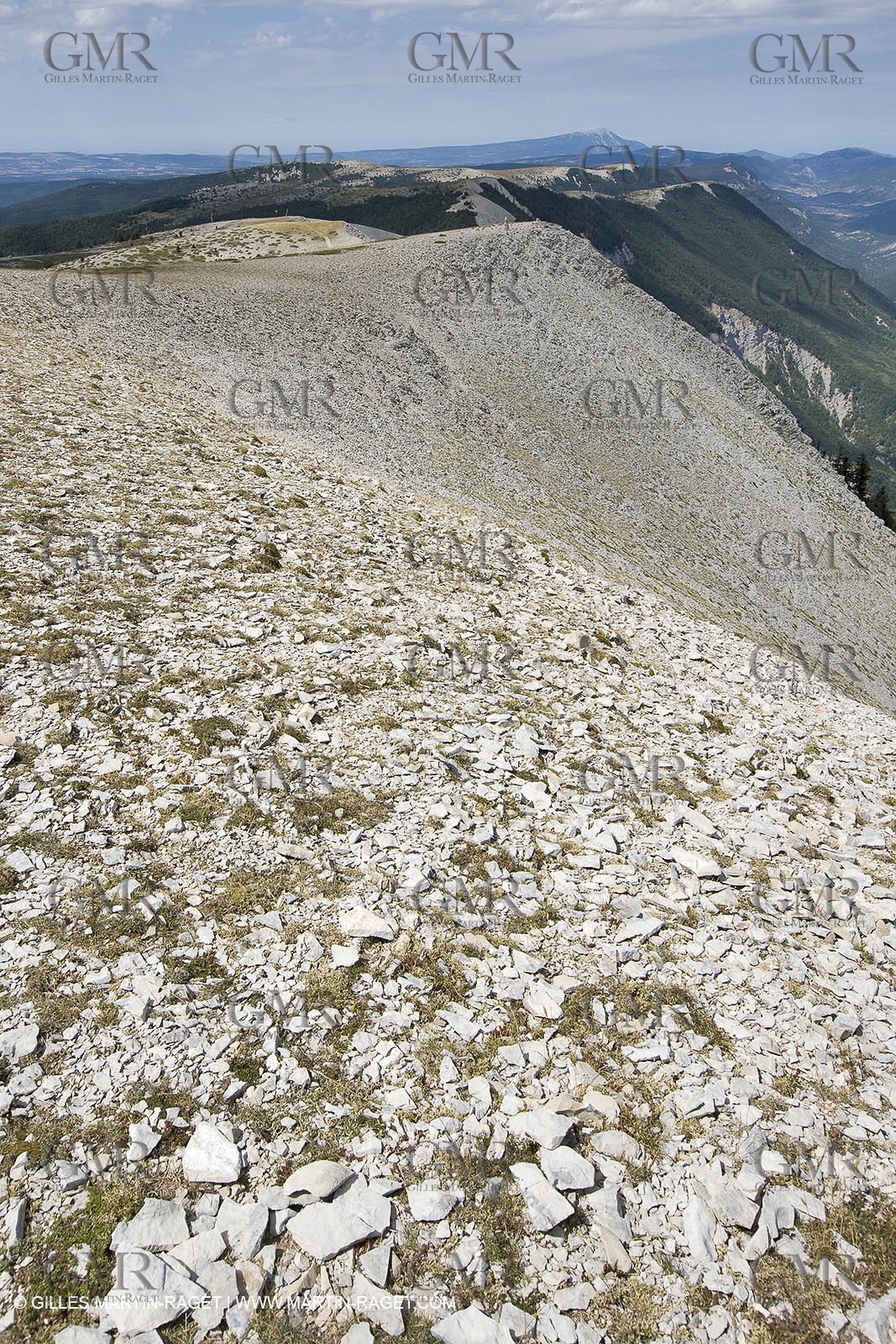 19 08 07 - Higher Provence, landscapes as seen from top of Mount Lure (FRA, 04)