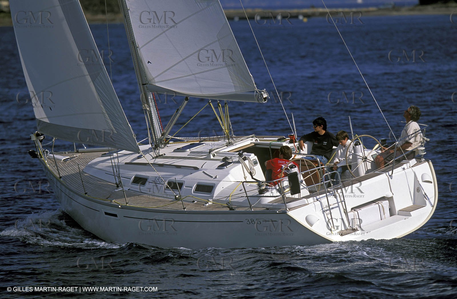 Crusing monohull sailing