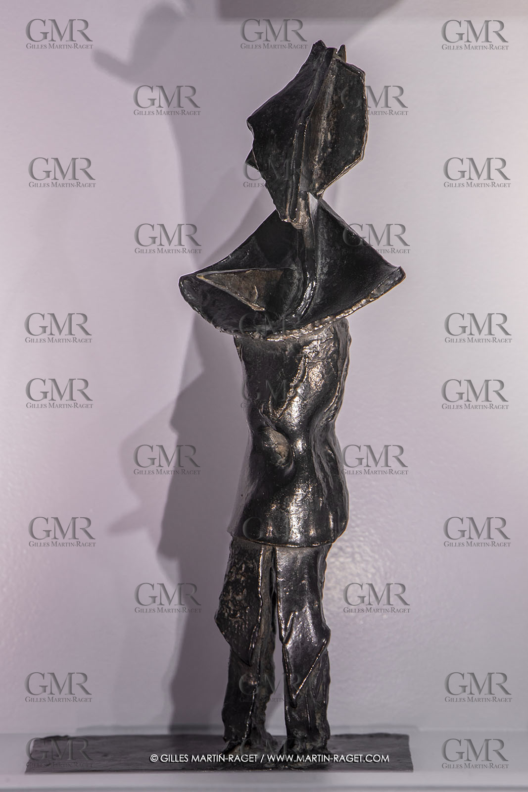 30 10 2023, Montpellier (FRA), oeuvre de Germaine Richier, Exposition Centre Pompidou - Musée Fabre 2023, Guerrier n° 3 1953, Bronze patiné foncé, Numéroté 4 8, fondeur : C. Valsuai, Paris, 31 x 16 x 11 cm, Collection particulière