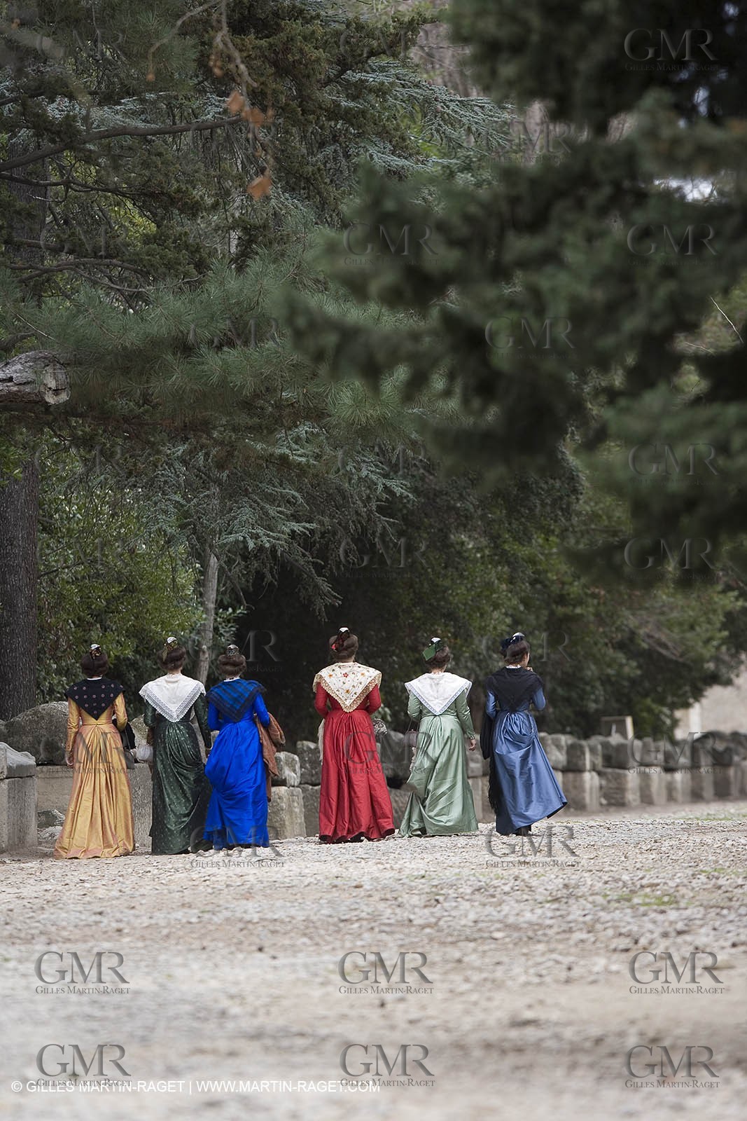 04 03 2007 - Arles - Queen of Arles and her assistants at Les Alyscamps monument