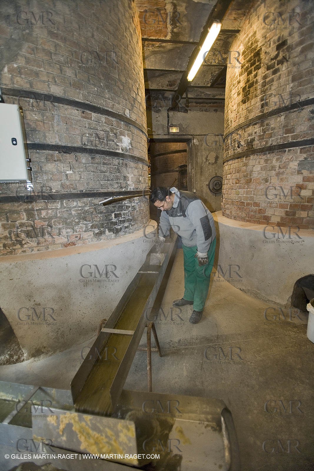 01 02 2007 - Salon de Provence - Fabrication traditionelle du savon de Marseille aux savonneries Marius Fabre - Vidage des cuves**01 02 2007 - Salon de Provence - Traditional soap of Marseille making at Marius Fabre soap maker - Tank transfer