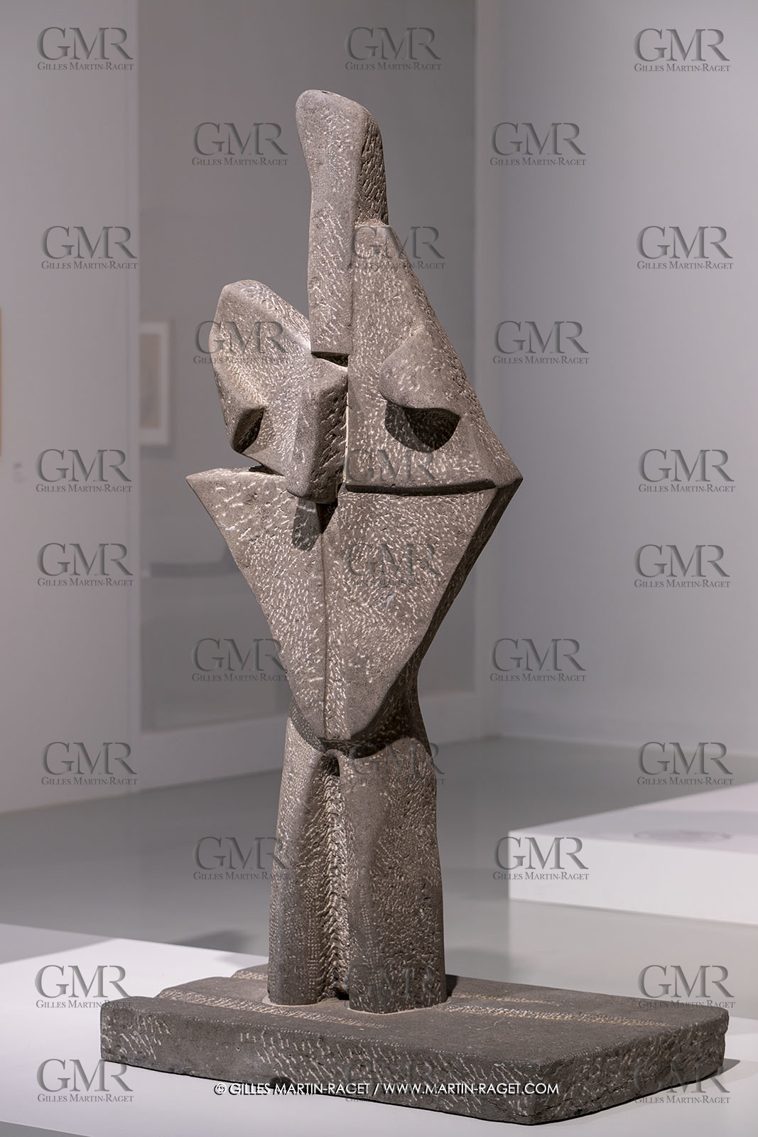 30 10 2023, Montpellier (FRA), oeuvre de Germaine Richier, Exposition Centre Pompidou - Musée Fabre 2023, L'Ombre de l'Ouragane 1956, Pierre de Soignies (Flandres belges) taillée par Eugène Dodeigne, 190 x 67 x 65 cm, Musée Picasso Antibes, don de la famille de l'artiste en 1960