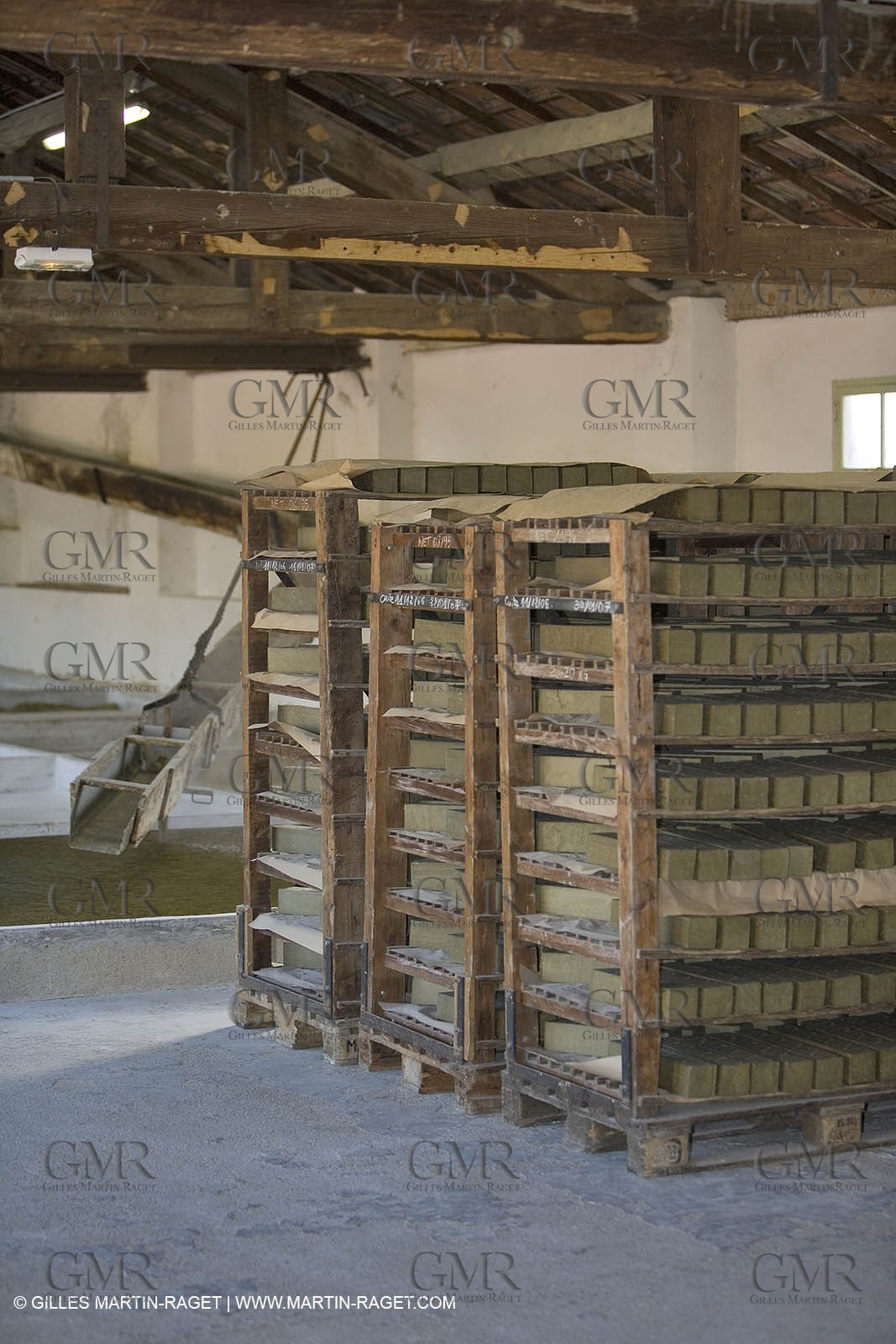 01 02 2007 - Salon de Provence - Fabrication traditionelle du savon de Marseille aux savonneries Marius Fabre**01 02 2007 - Salon de Provence - Traditional soap of Marseille making at Marius Fabre soap maker