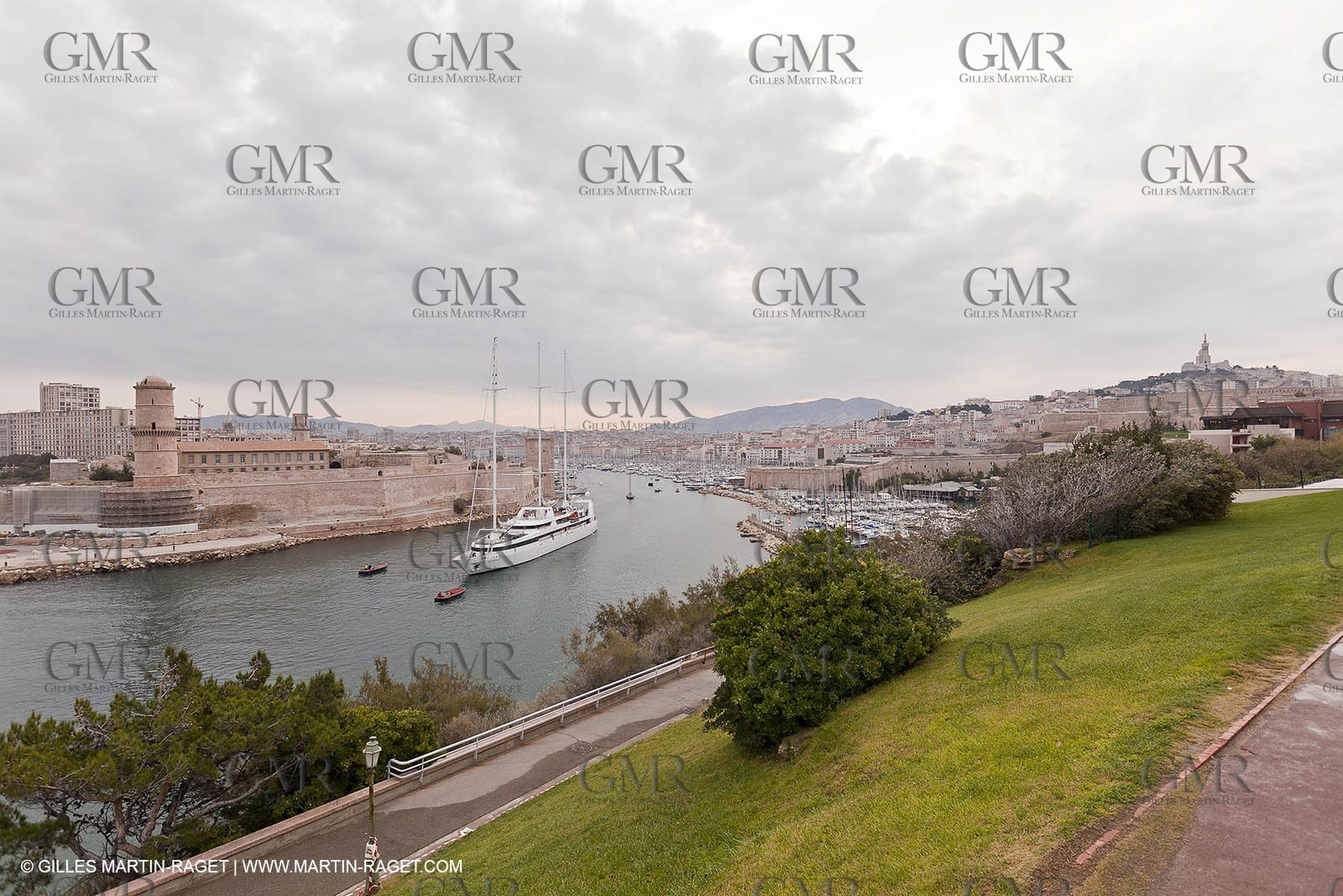 23 10 2010 - Marseille (FRA,13) - Le Ponant - Arrival in Marseille and entrance in the historical port